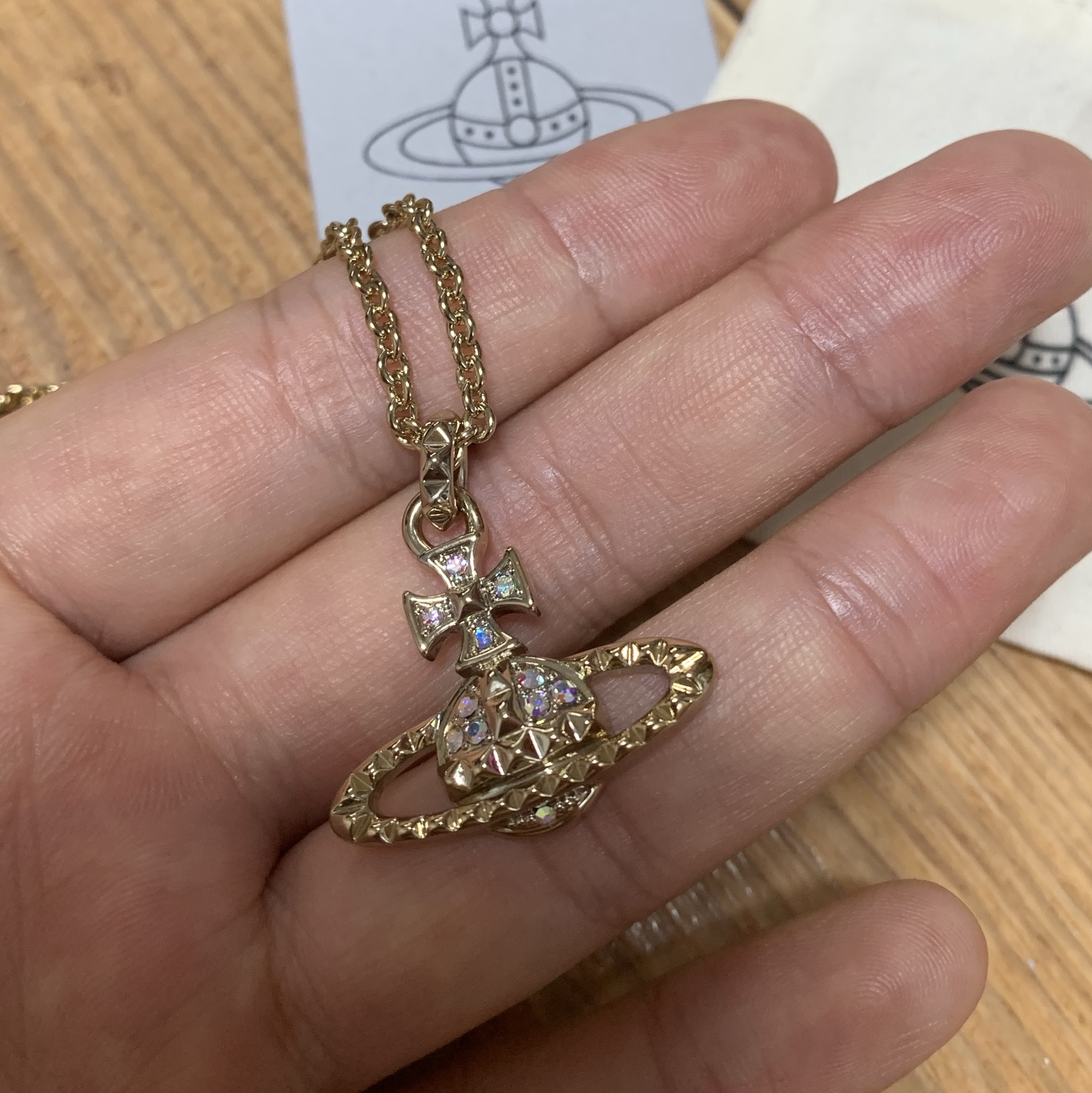 Vivienne Westwood Mayfair Bas Relief Pendant Gold 착용 스타일 - 2