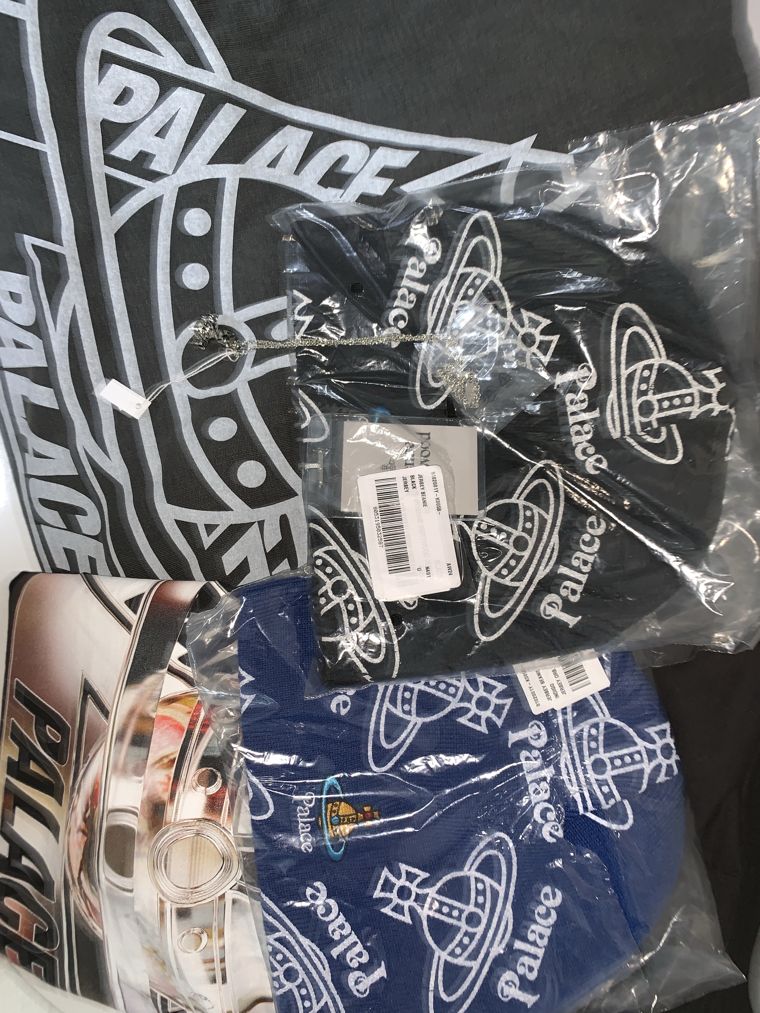 Palace x Vivienne Westwood T-Shirt Black - 24FW, Palace x Vivienne Westwood Hood Black - 24FW 착용 스타일