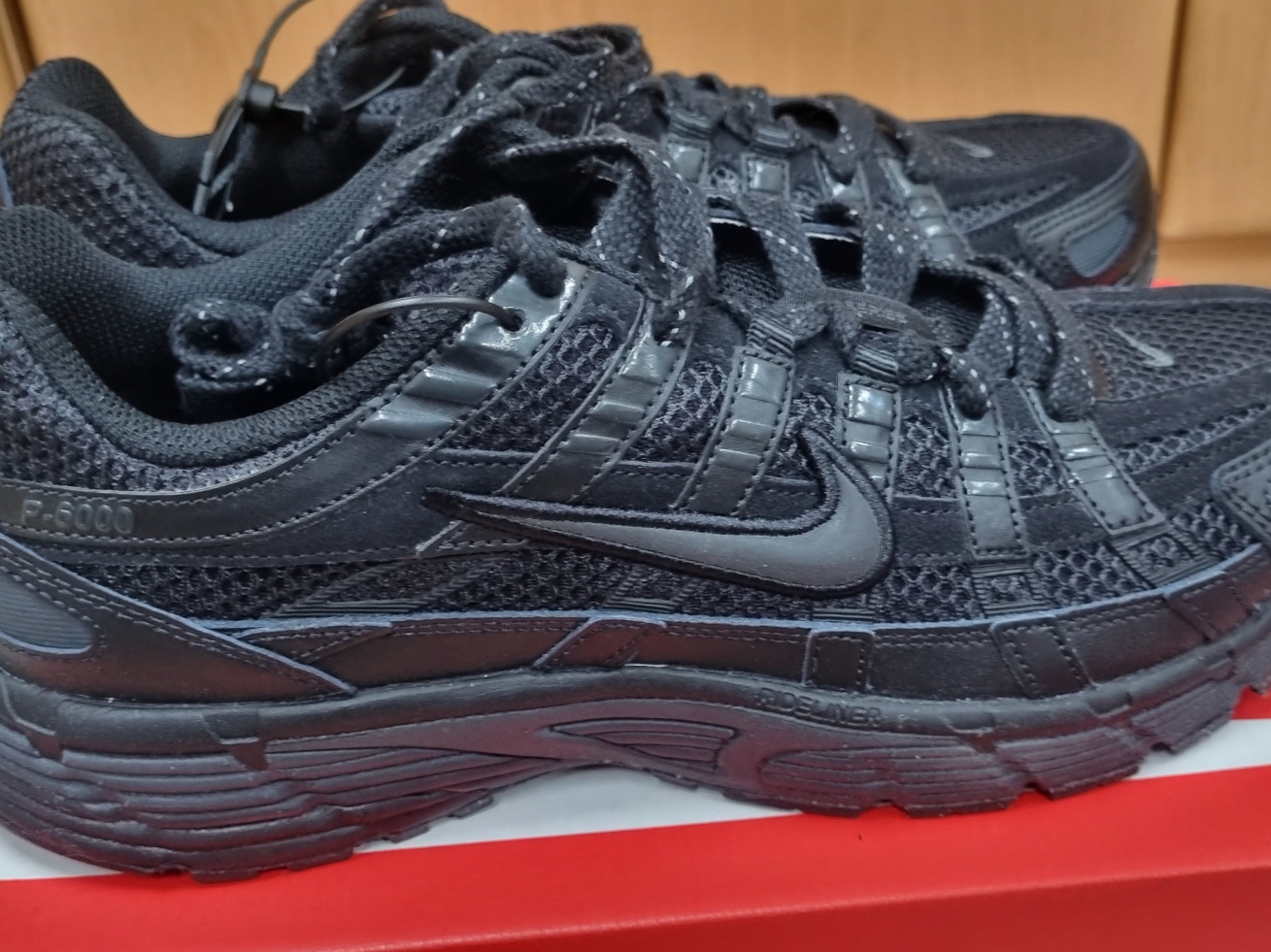 Nike P-6000 PRM Triple Black 착용 스타일 - 3