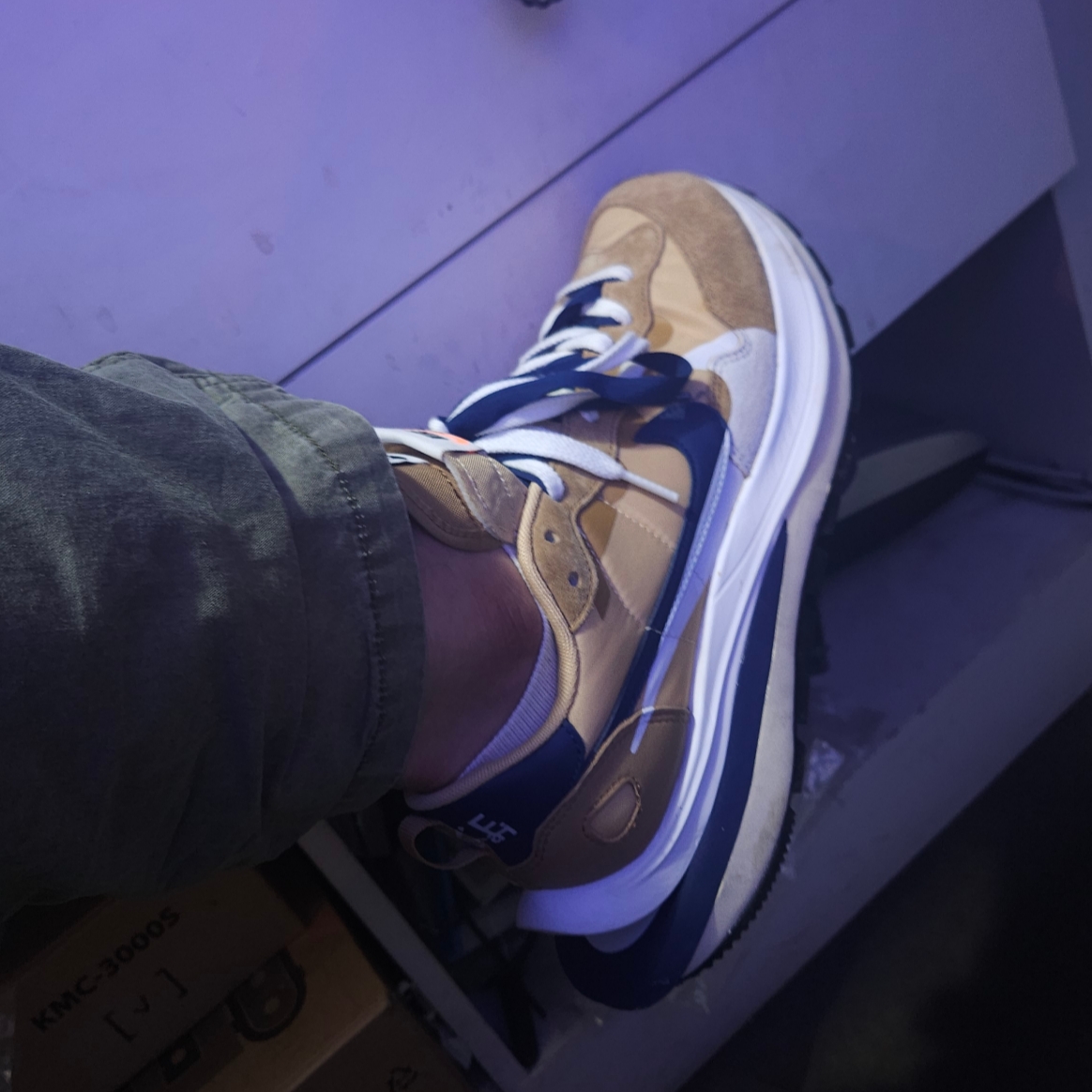 Nike x Sacai VaporWaffle Sesame and Blue Void 착용 스타일 - 2