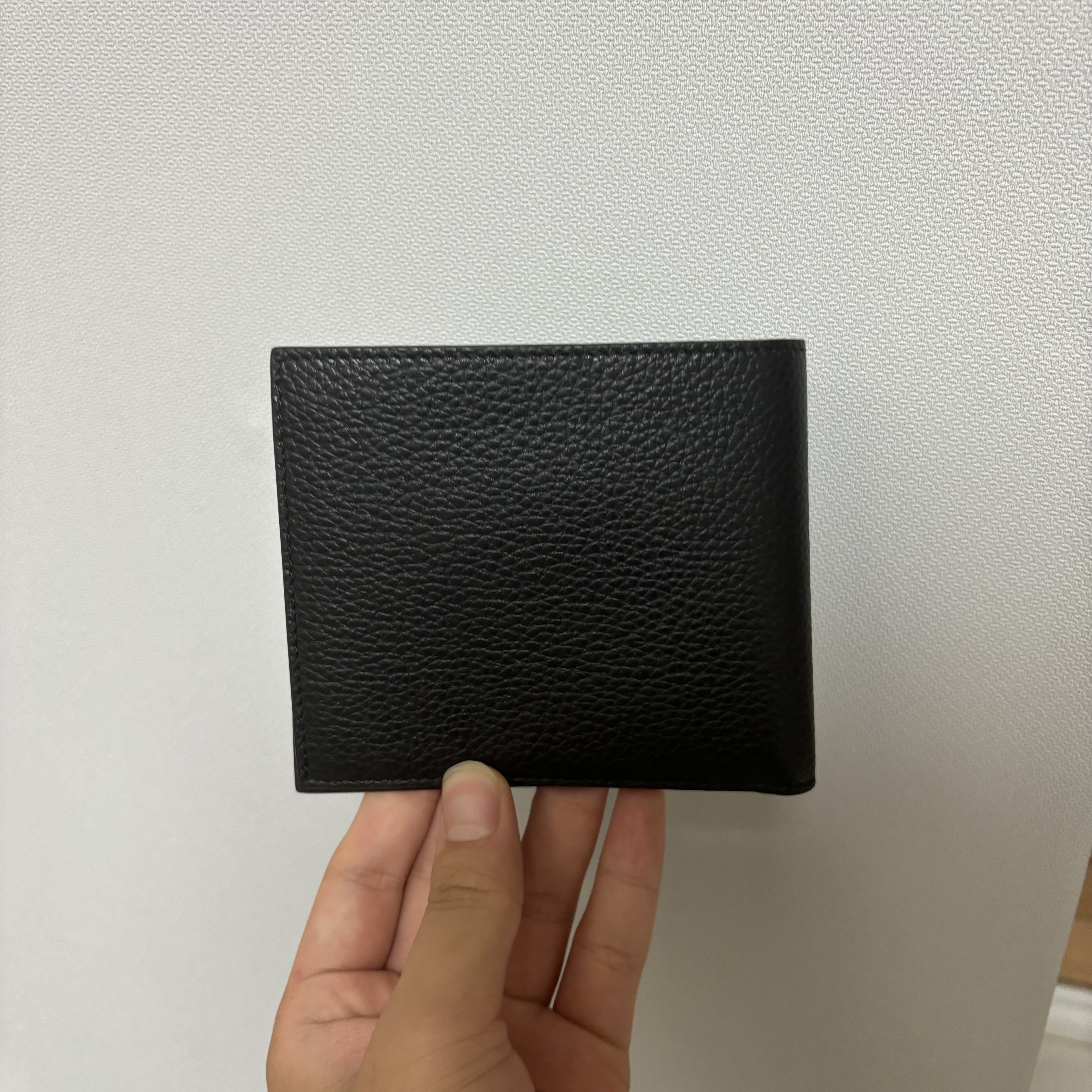 Givenchy Wallet in Grained Leather Black 착용 스타일 - 3