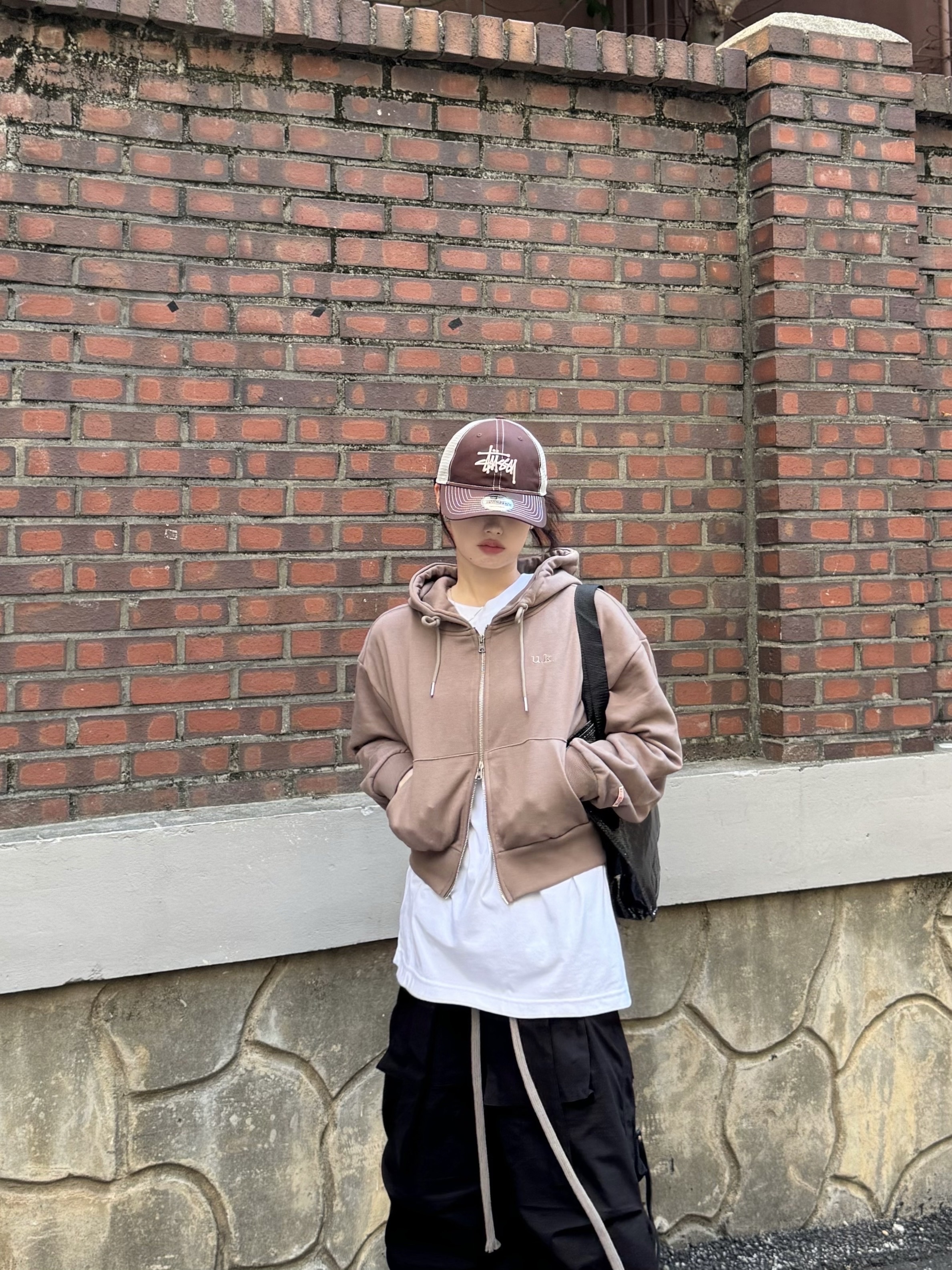 Stussy New Era 9twenty Basic Trucker Brown, Wapworks Wide Safety Cargo Pants Black 착용 스타일 - 4