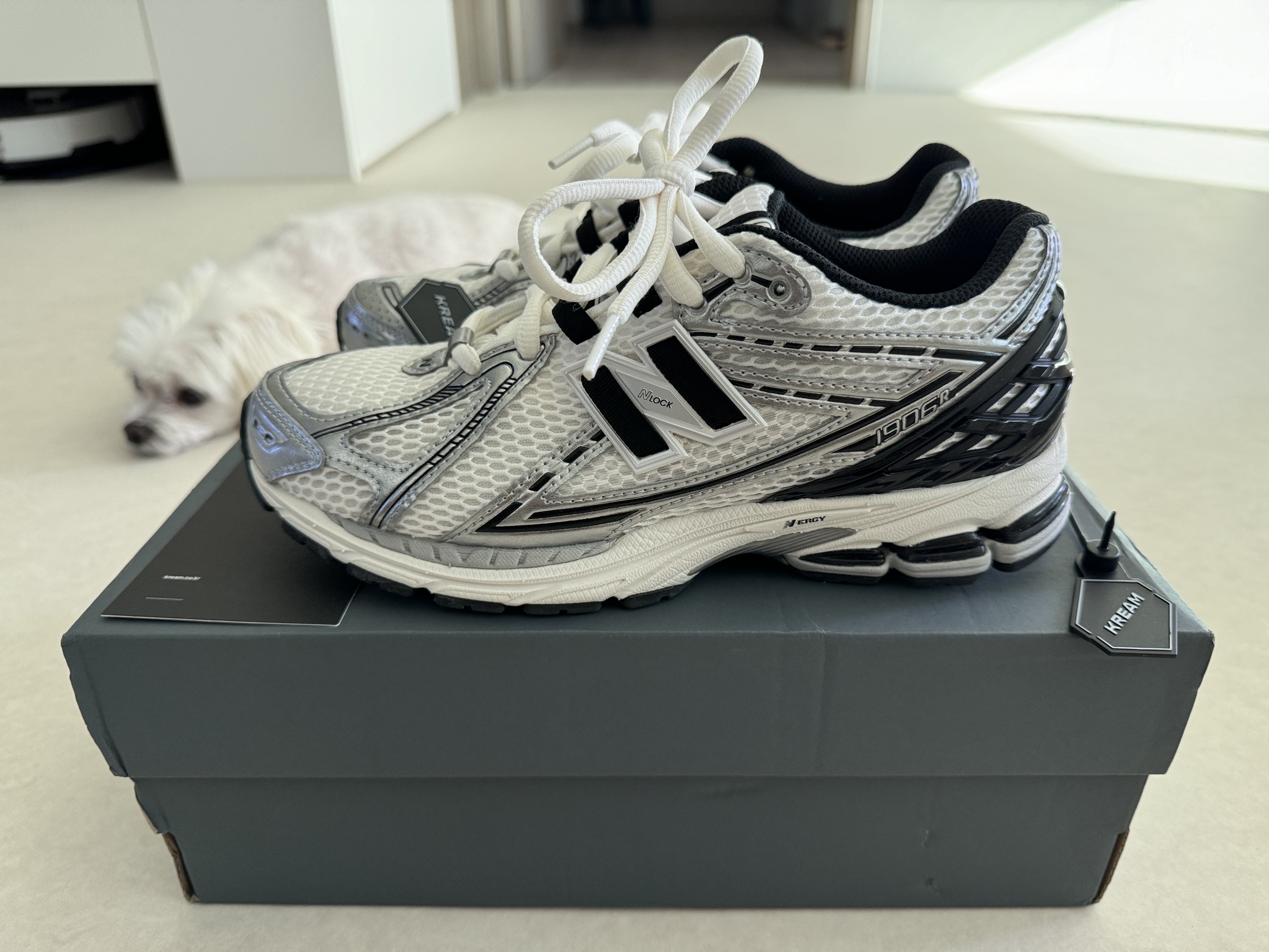 New Balance 1906R Silver Metallic Black 착용 스타일
