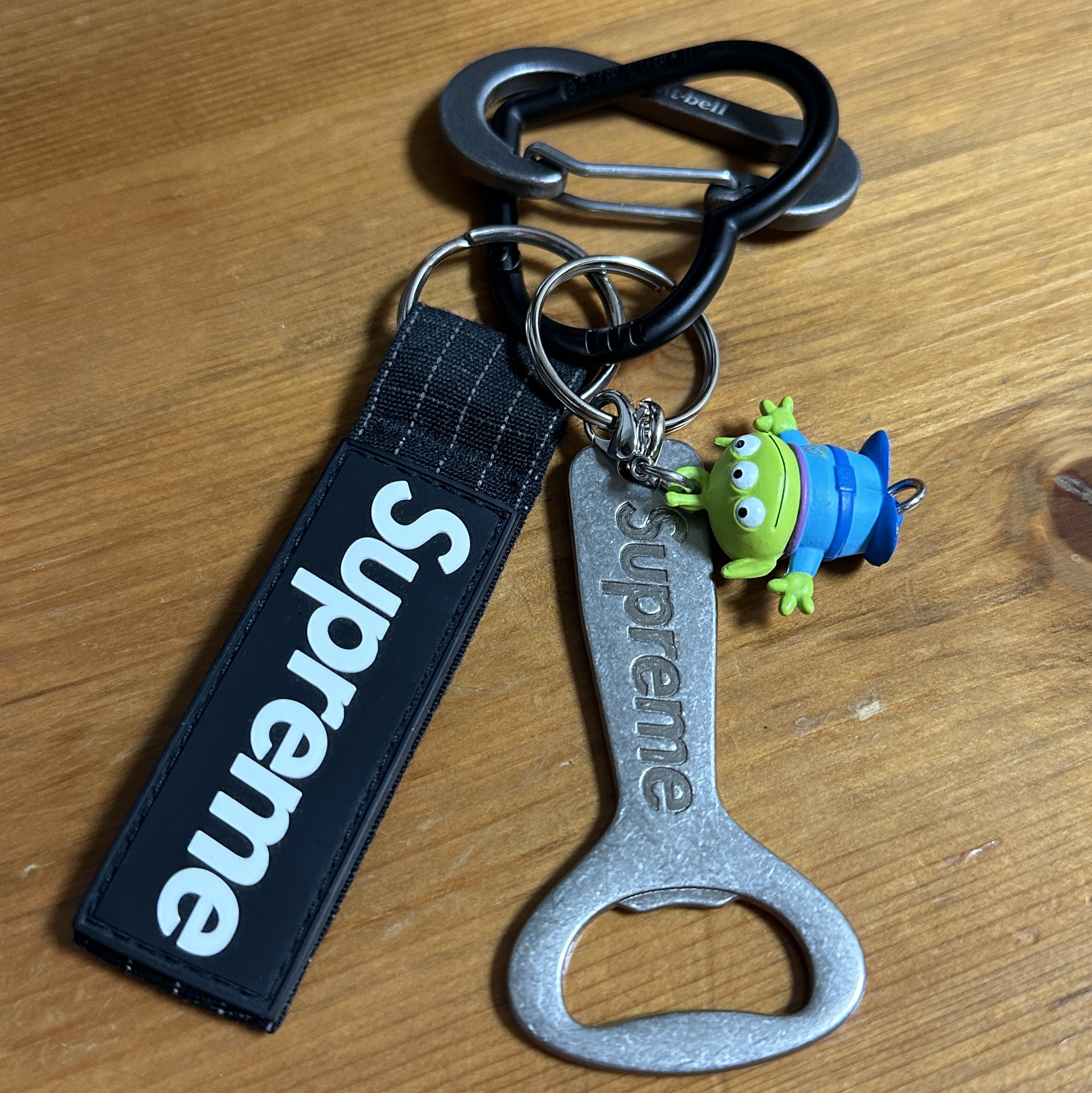 Supreme Ripstop Keychain Black - 24SS, Supreme Bottle Opener Keychain Silver - 24FW 착용 스타일