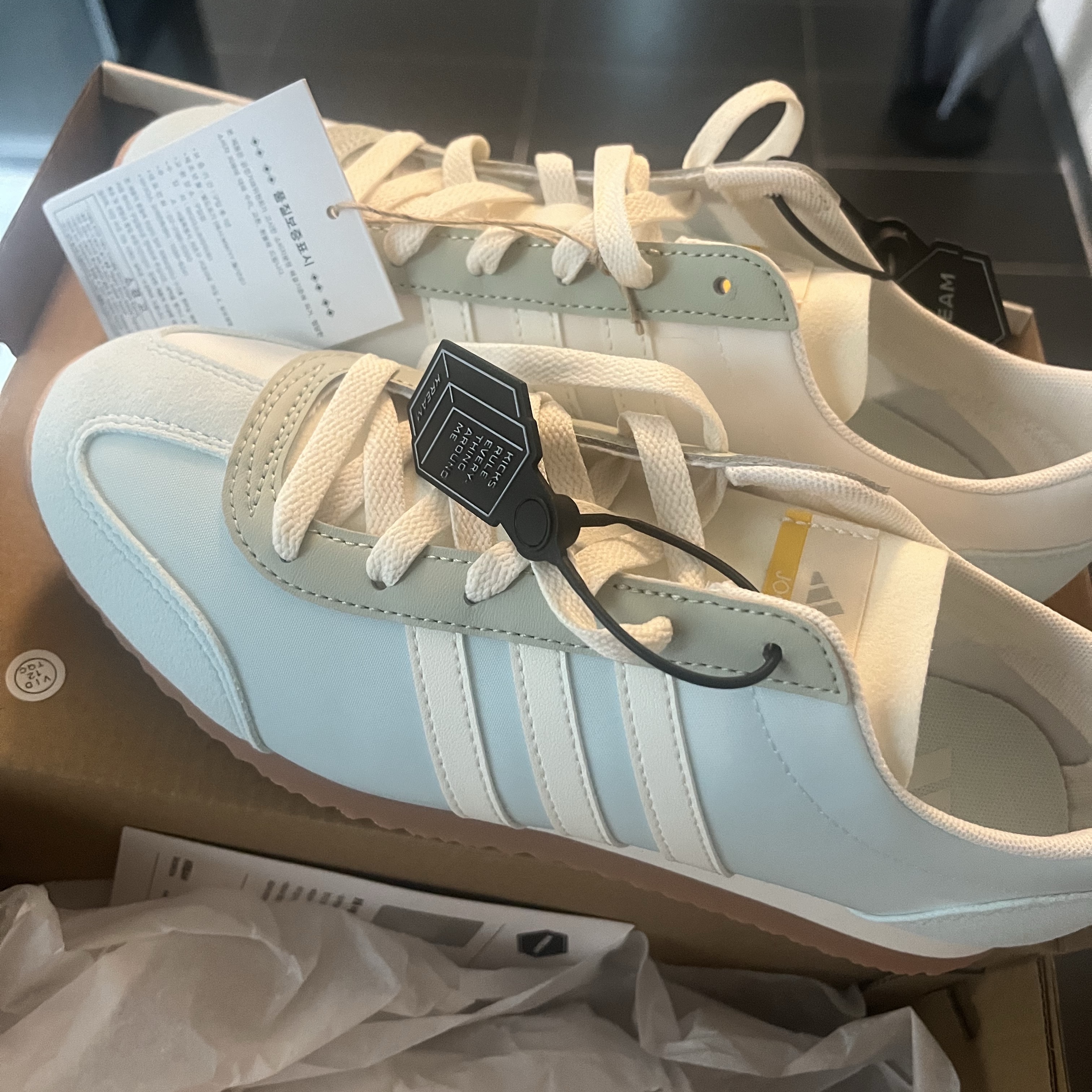 Adidas VS Jog 2.0 Almost Blue Off White 착용 스타일 - 1