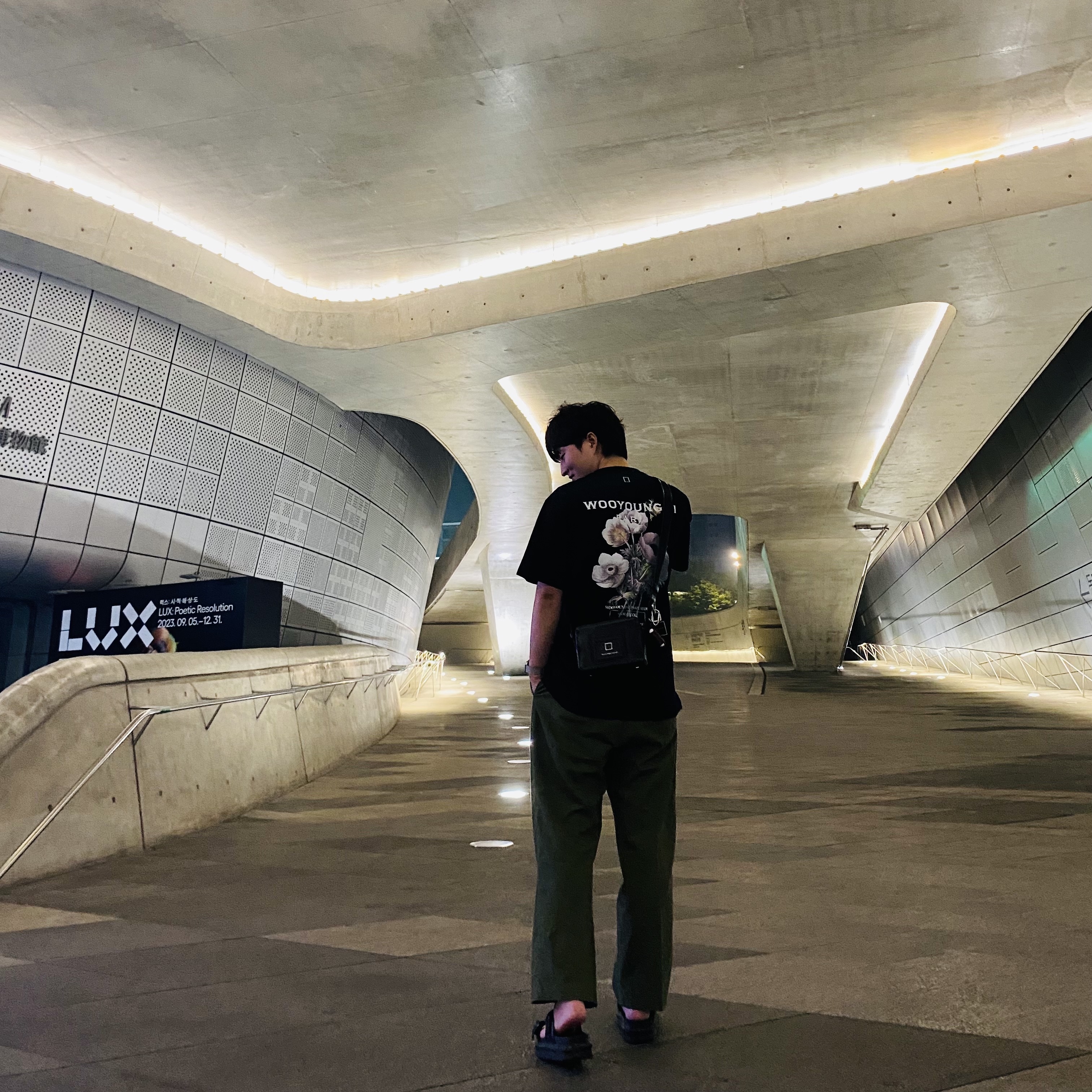 Wooyoungmi Flower Print Back Logo T-Shirt Black - 23FW, Wooyoungmi Square Mini Bag Black 착용 스타일