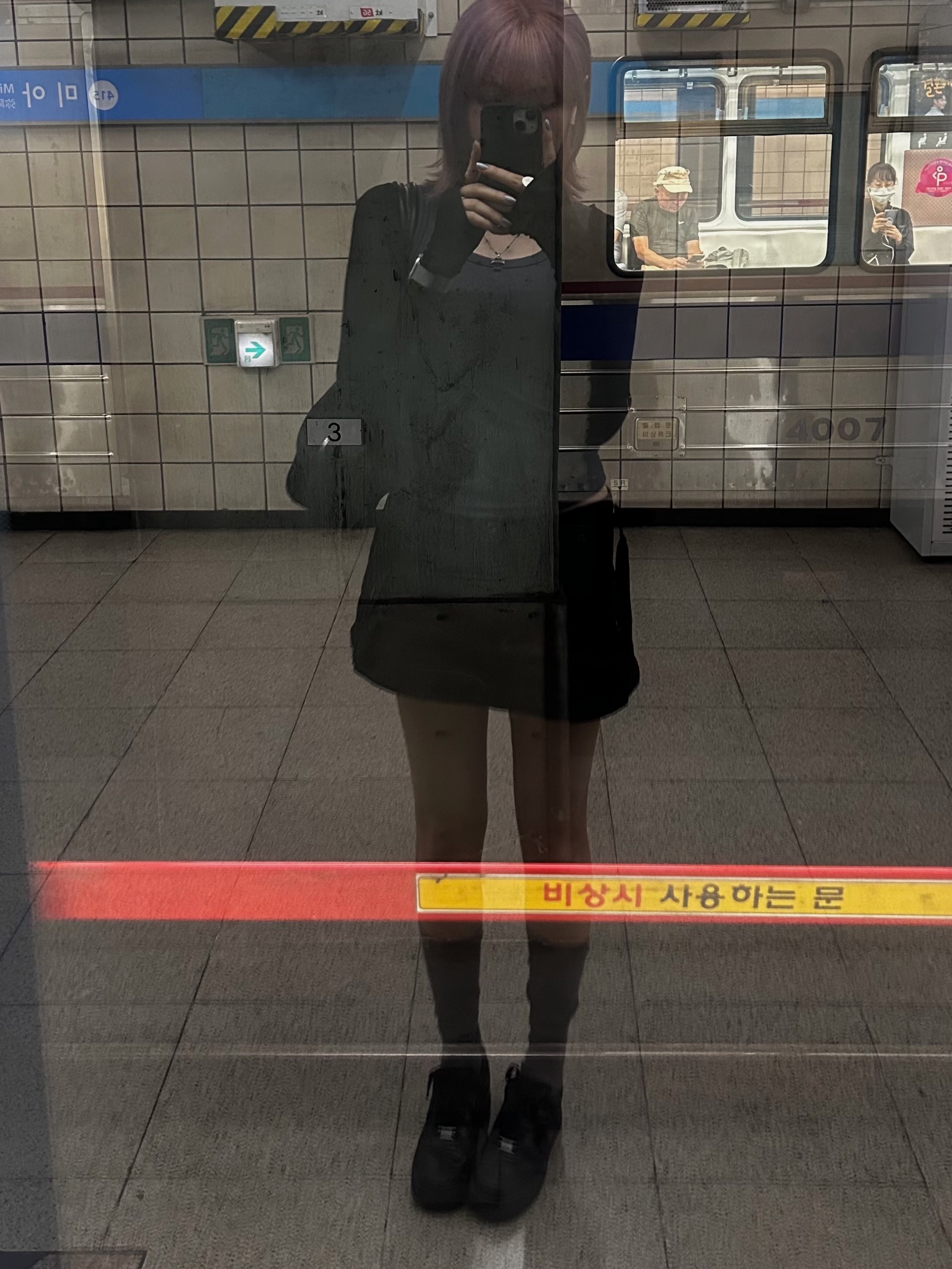 (W) Nike Air Force 1 '07 Low Triple Black, Matin Kim Sporty Tote Bag Black 착용 스타일