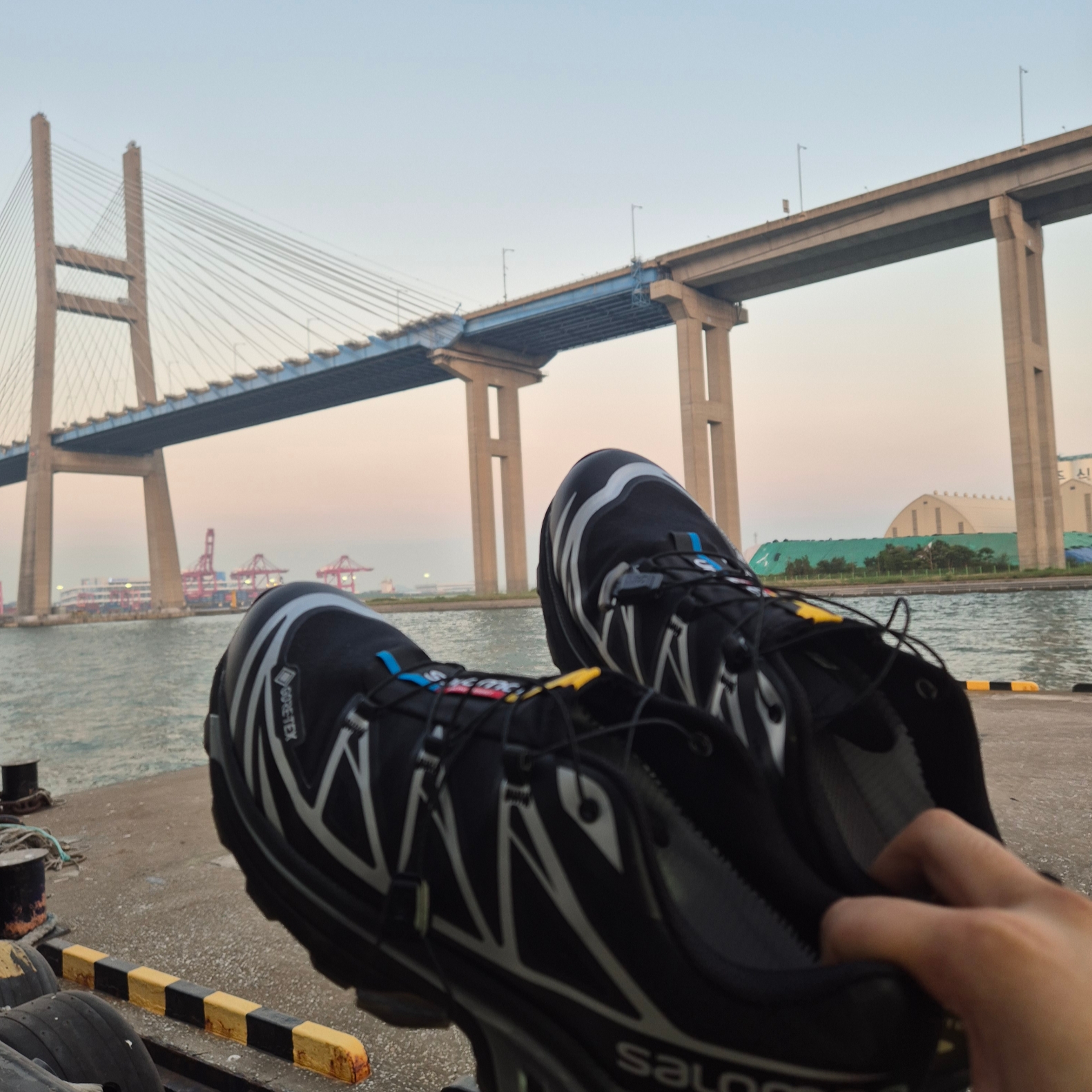 Salomon XT-6 GTX Black Silver 착용 스타일