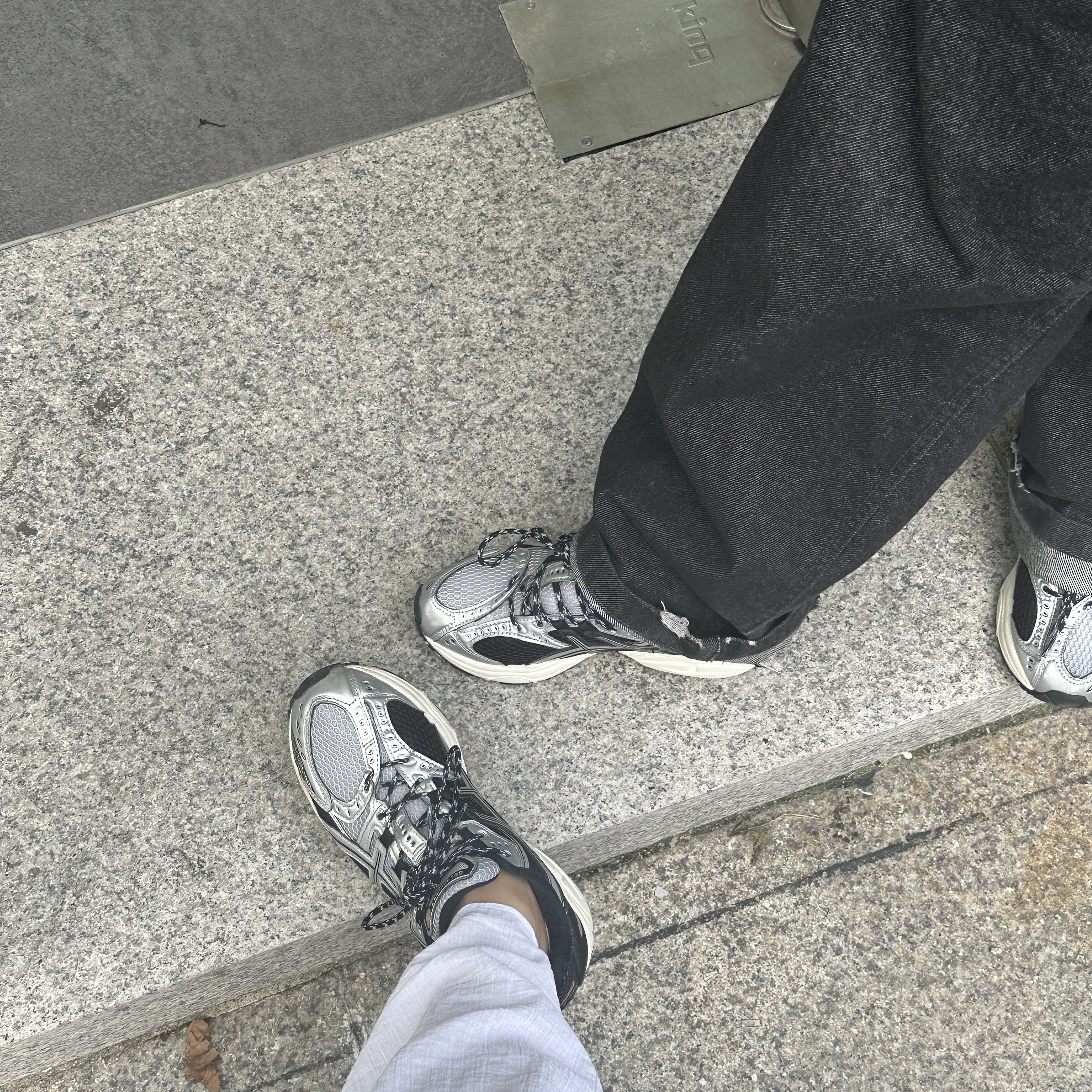 Asics Gel-Nimbus 10.1 Piedmont Grey Pure Silver 착용 스타일 - 2