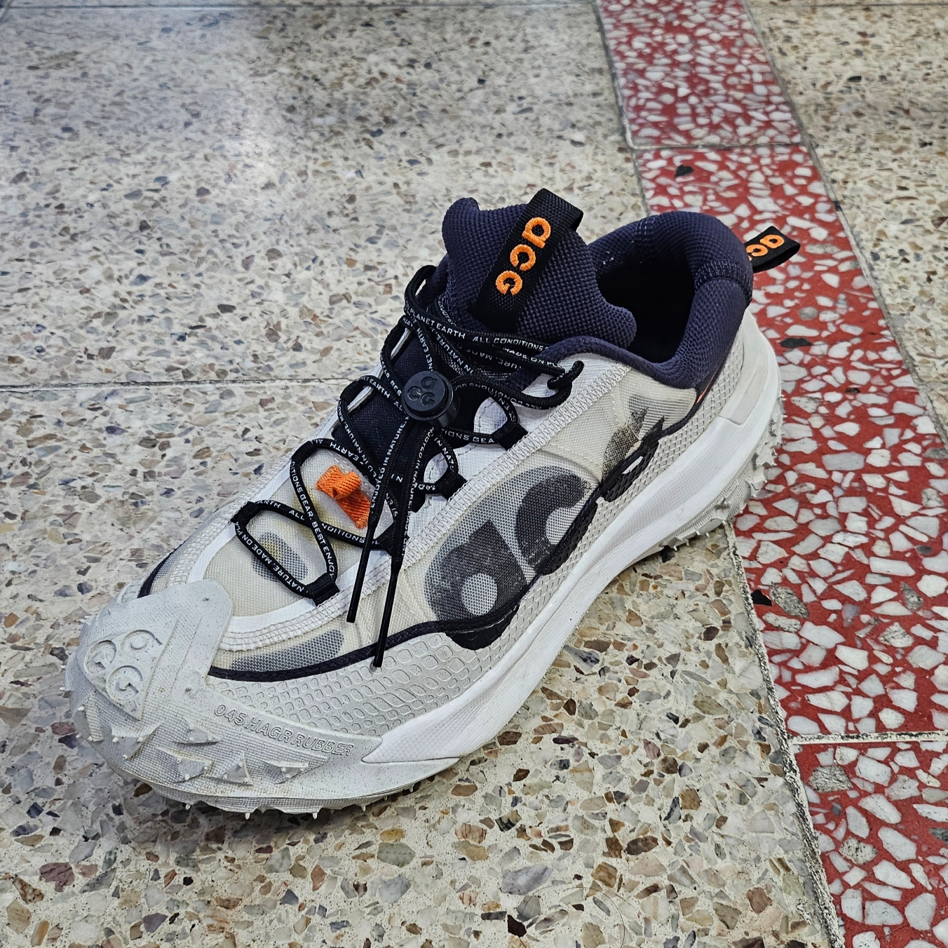Nike ACG Mountain Fly 2 Low Summit White and Bright Mandarin 착용 스타일 - 1