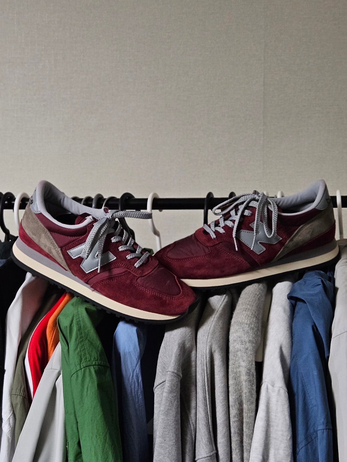 New Balance 730 Made in UK 40th Anniversary Burgundy 착용 스타일 - 1