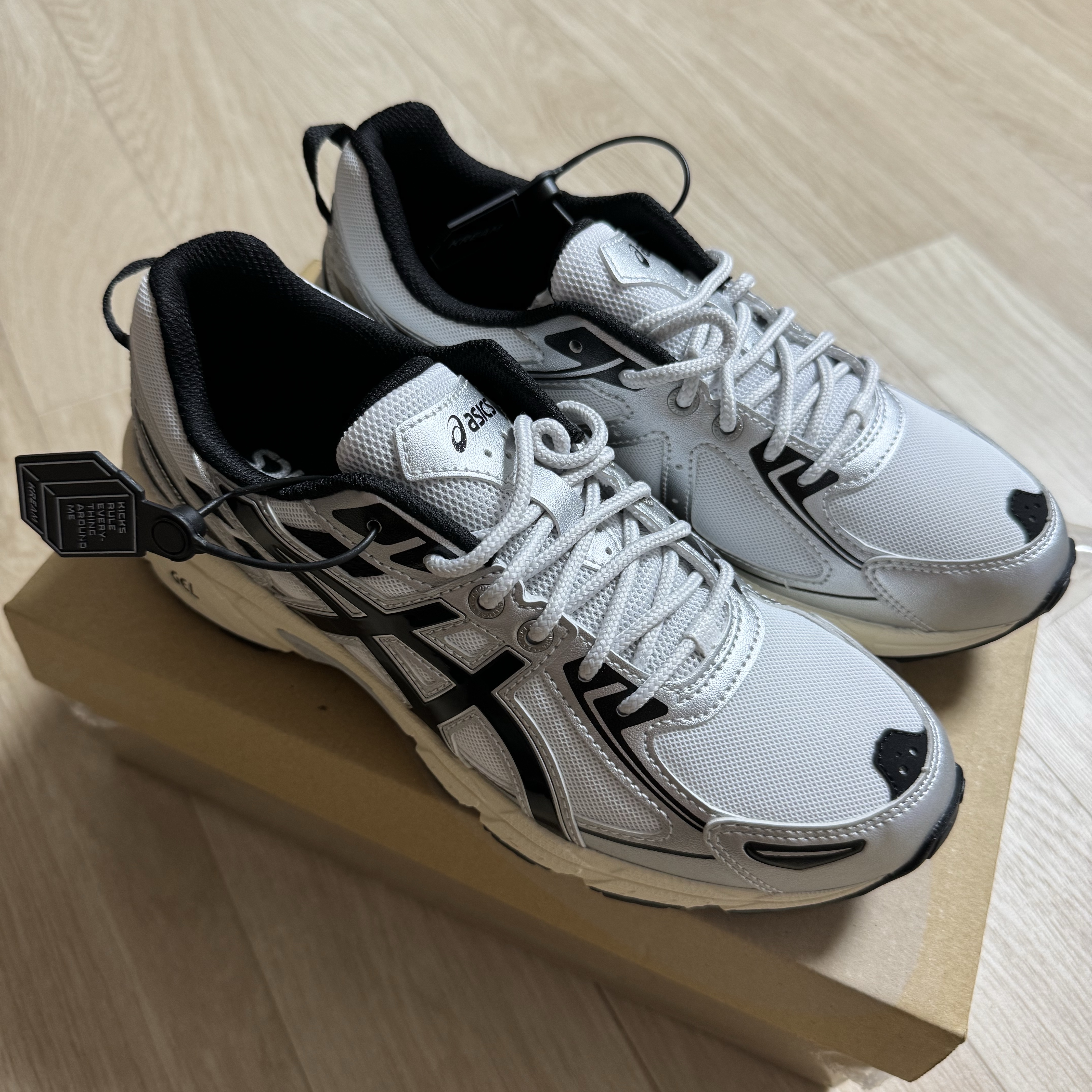 Asics Gel-Venture 6 White Black 착용 스타일