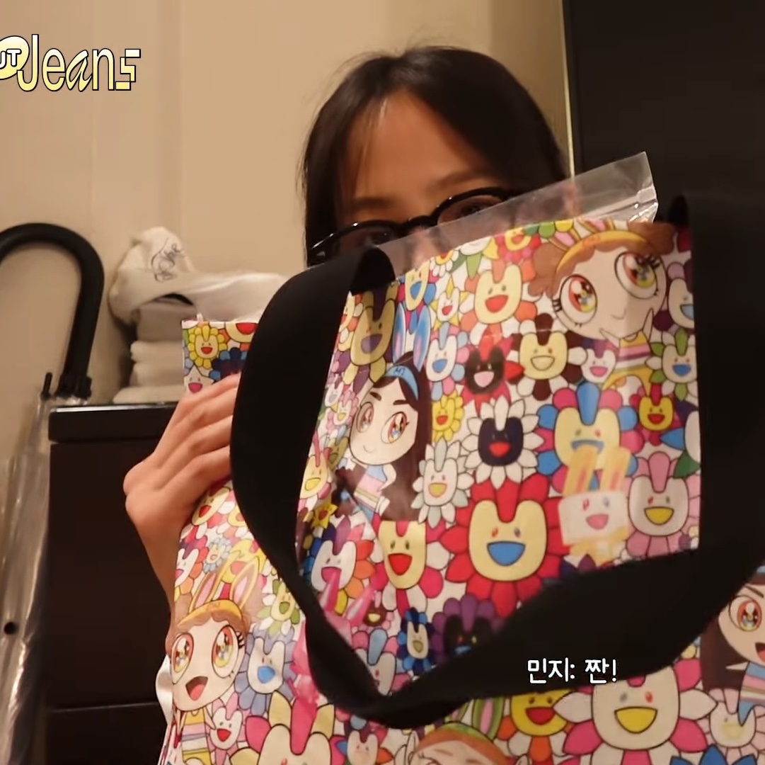 NewJeans x Murakami Reusable Bag L 착용 스타일