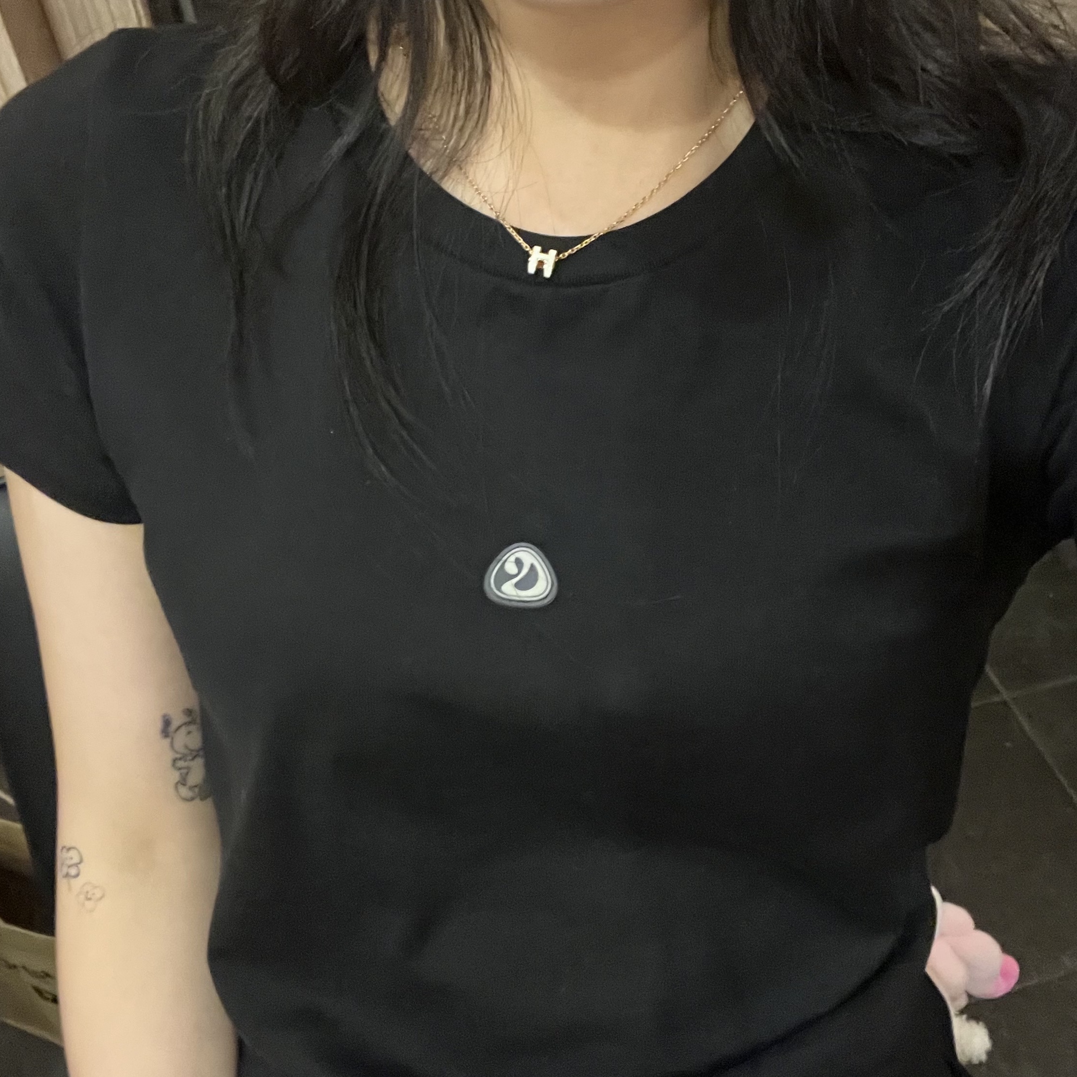 (W) Hermes Mini Pop H Pendant Rose Gold & Blanc 착용 스타일 - 2