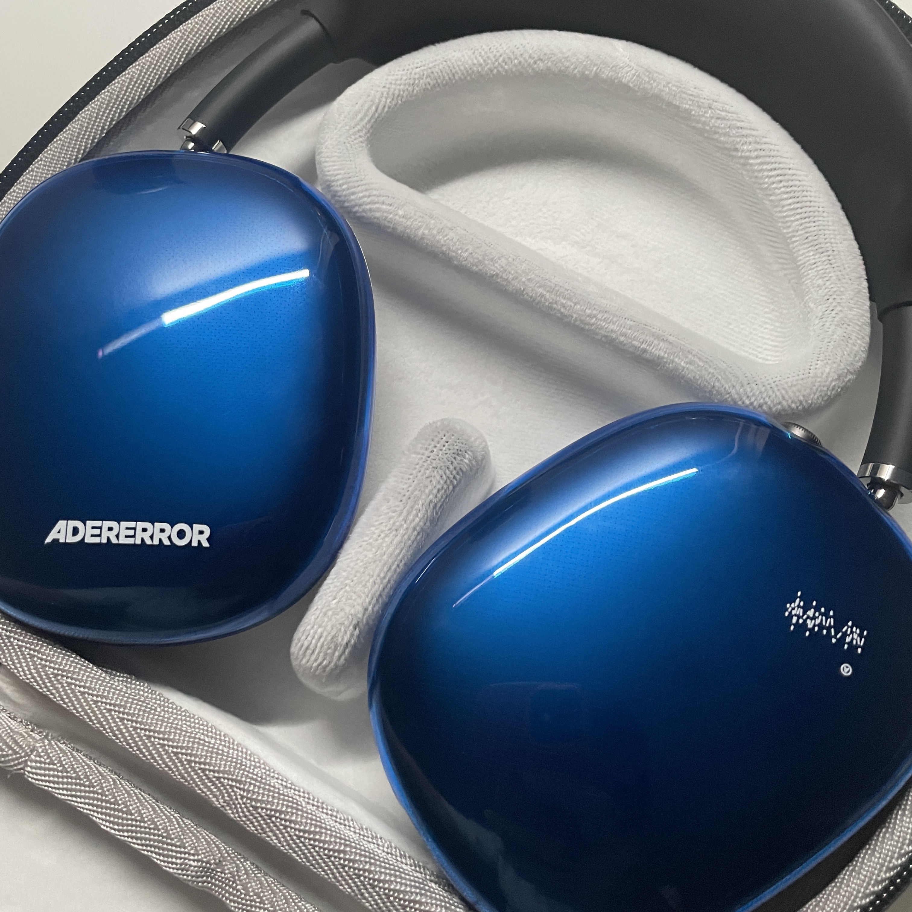 Ader Error Standic AirPods Max Case Z-Blue 착용 스타일