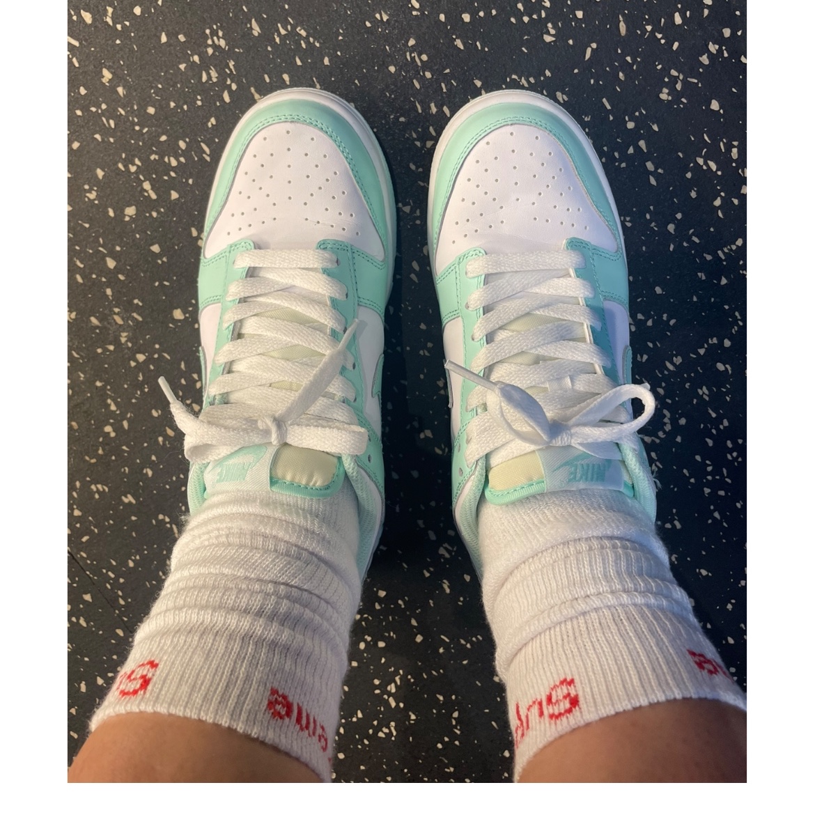 (GS) Nike Dunk Low White Mint Foam, Supreme Hanes Crew Socks White (4 Pack) 착용 스타일 - 3