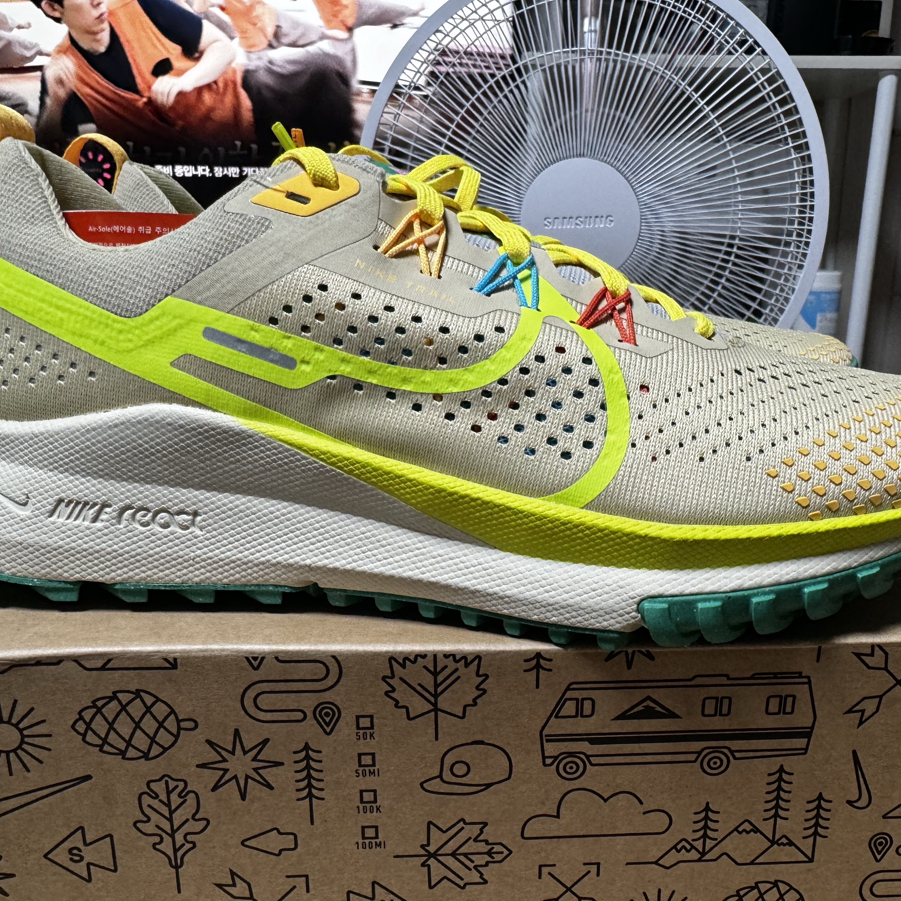 Nike React Pegasus Trail 4 Team Gold Baltic Blue 착용 스타일 - 3