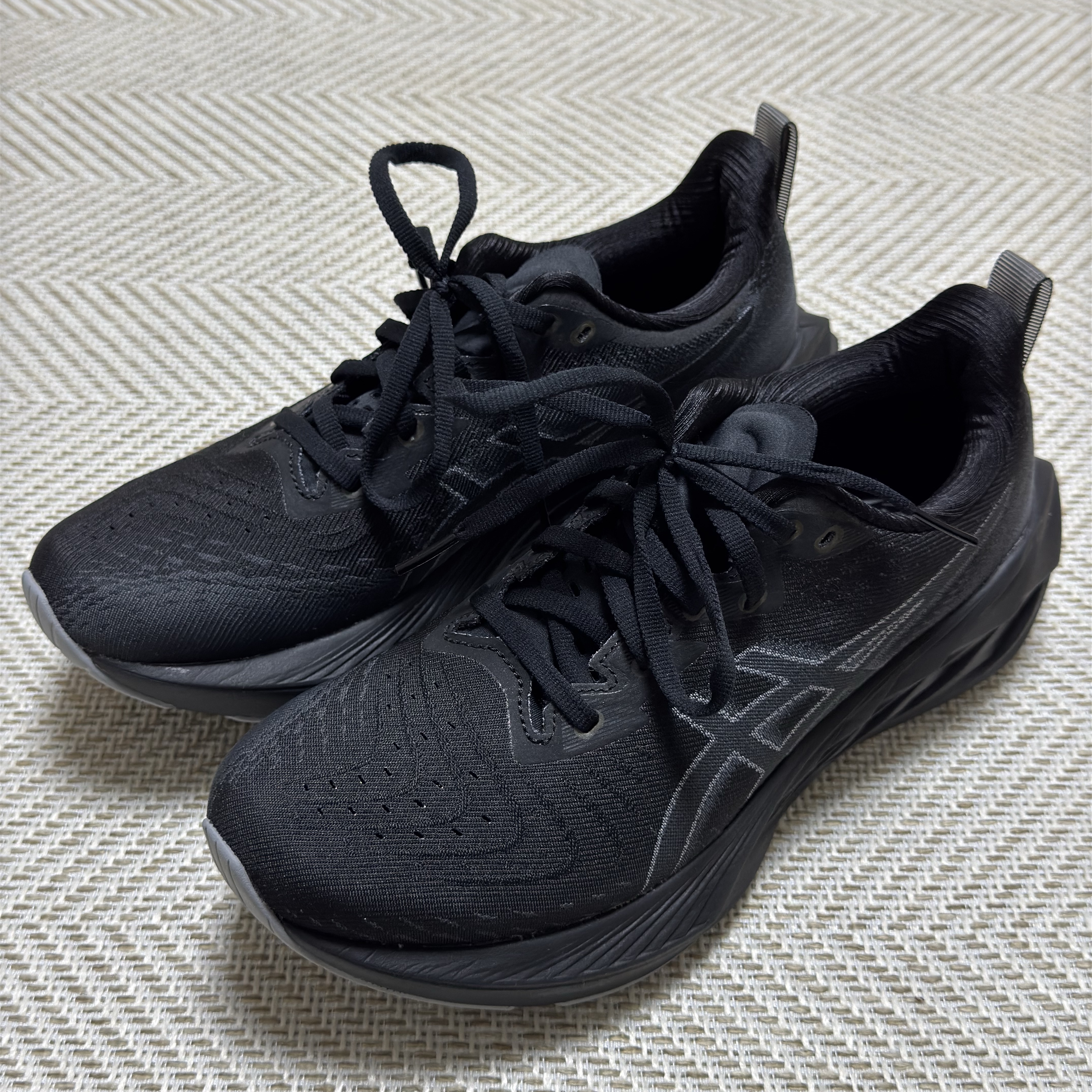 Asics Novablast 4 Black Graphite Grey 착용 스타일 - 1