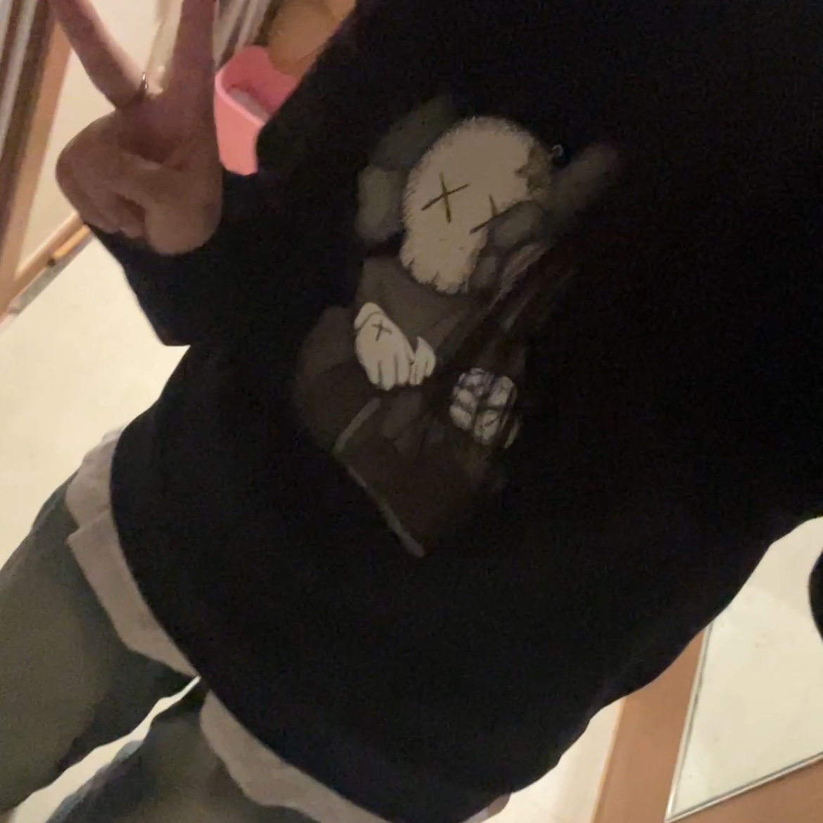 Uniqlo UT x Kaws Long Sleeve Sweatshirt Black 착용 스타일
