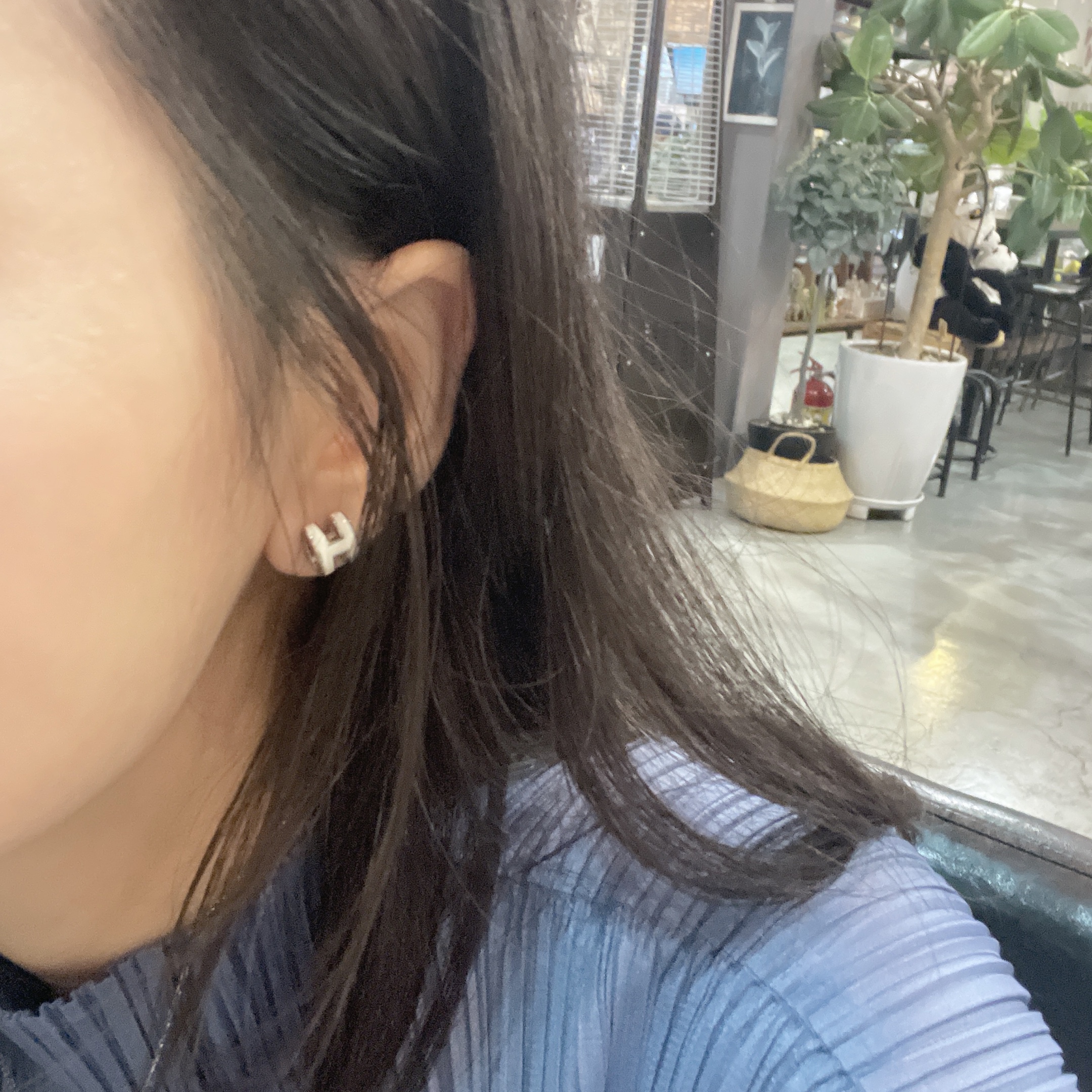 (W) Hermes Mini Pop H Earrings Palladium & Blanc 착용 스타일