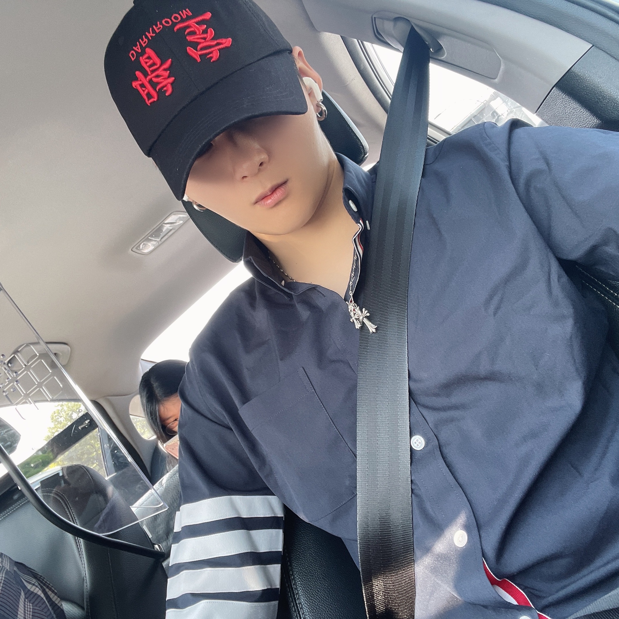 Darkr8m Studio Upside Down Red Logo Cap 착용 스타일