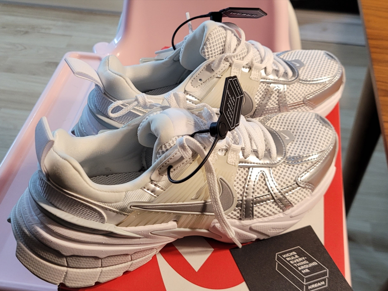 Nike V2K Run Metallic Silver White 착용 스타일