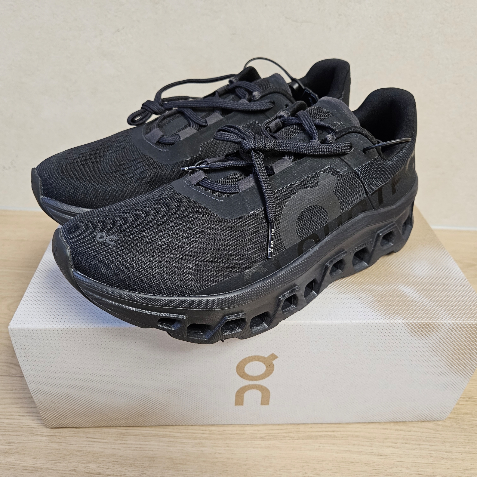 On Running Cloudmonster All Black 착용 스타일