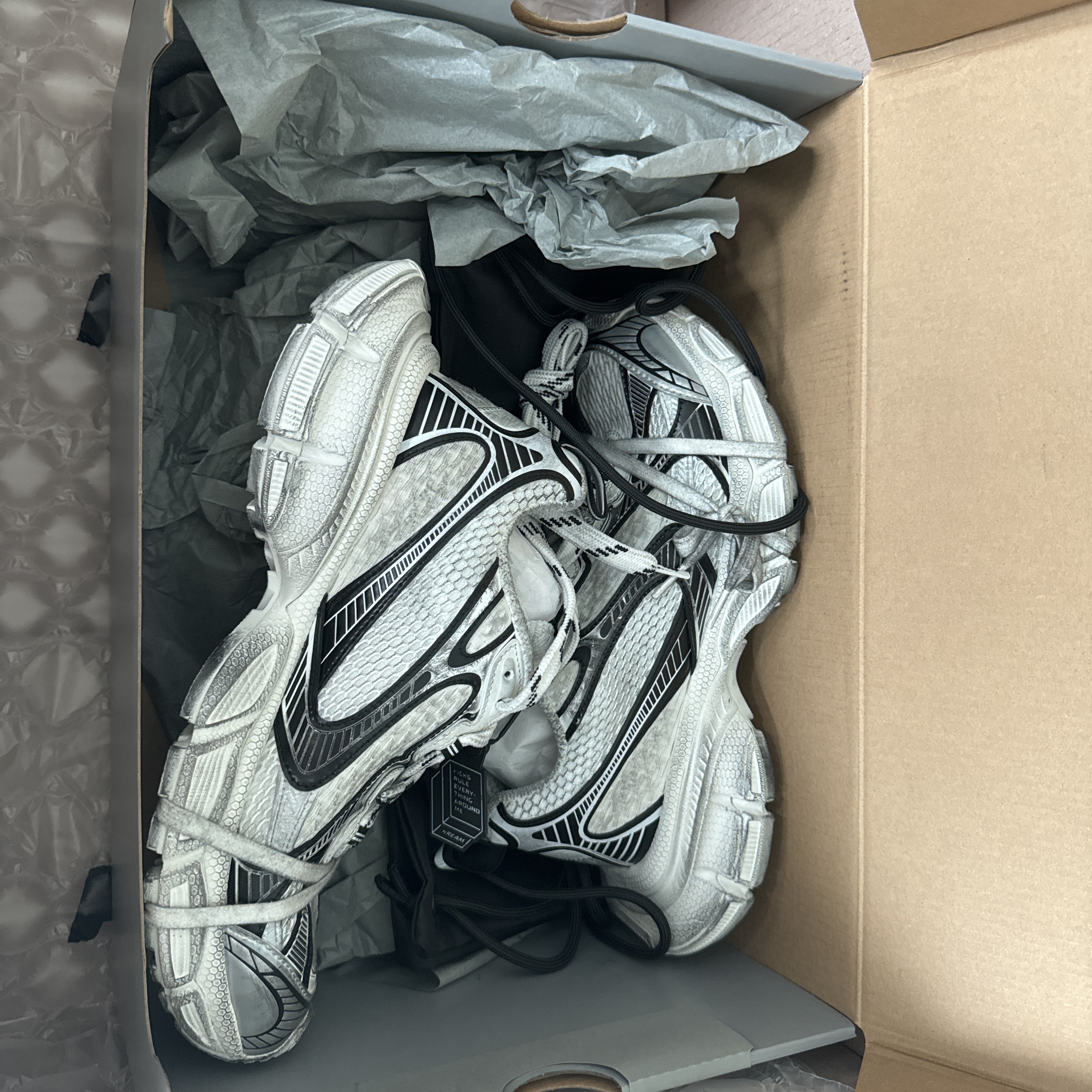 Balenciaga 3XL Sneakers White Black 착용 스타일
