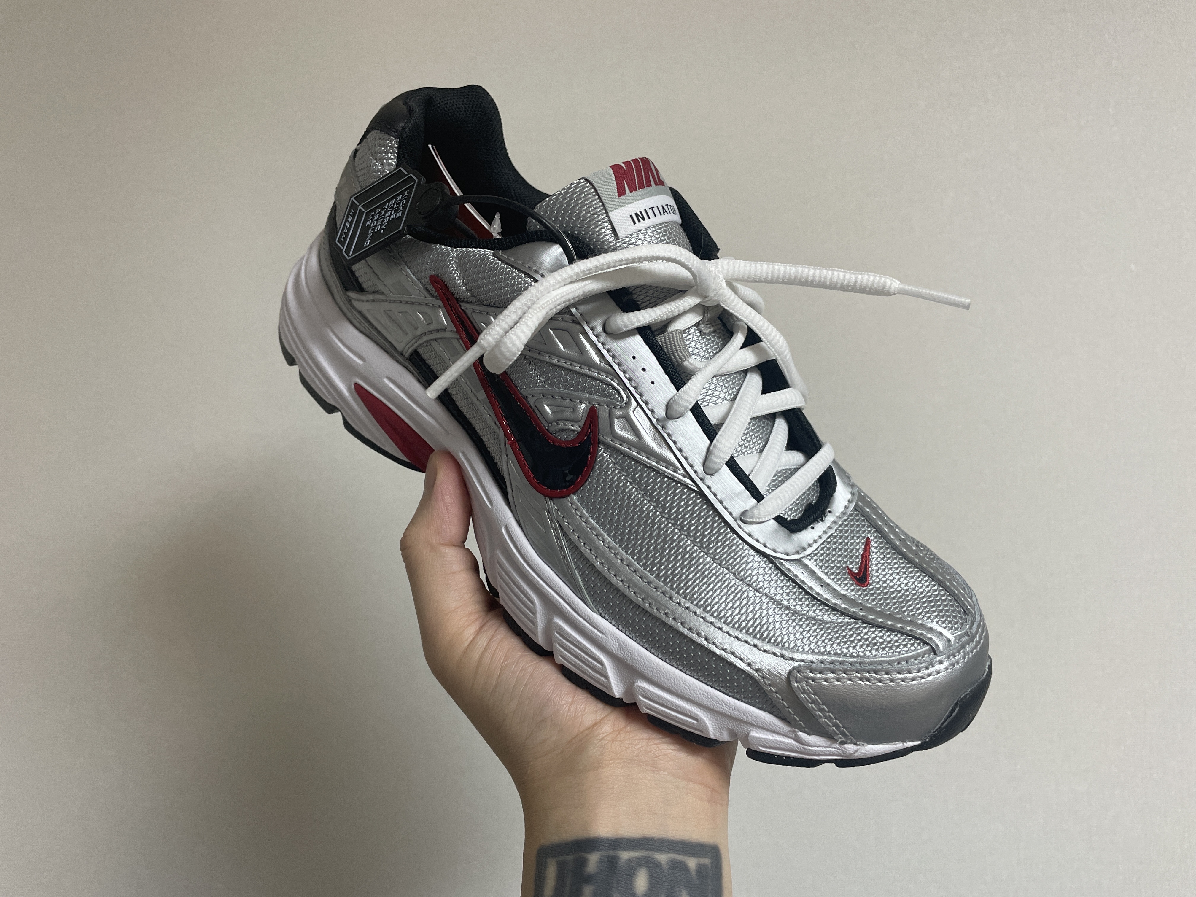 Nike Initiator Metallic Silver Black 착용 스타일 - 2