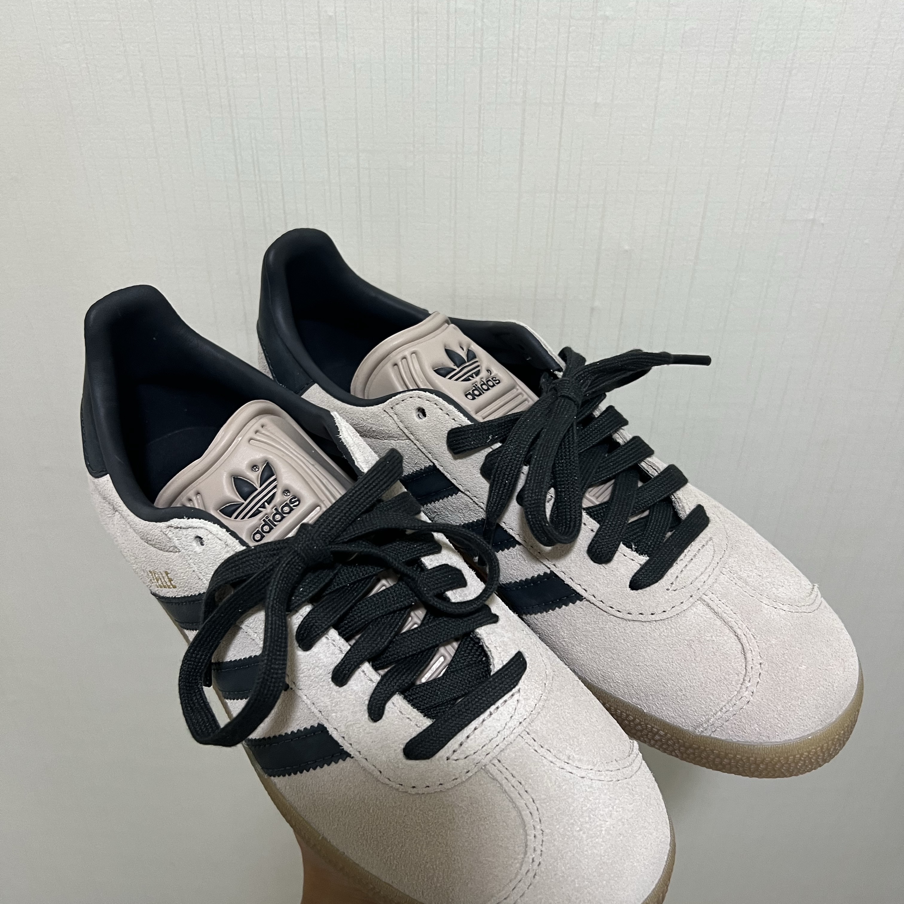 Adidas Gazelle Wonder Taupe Night Indigo 착용 스타일