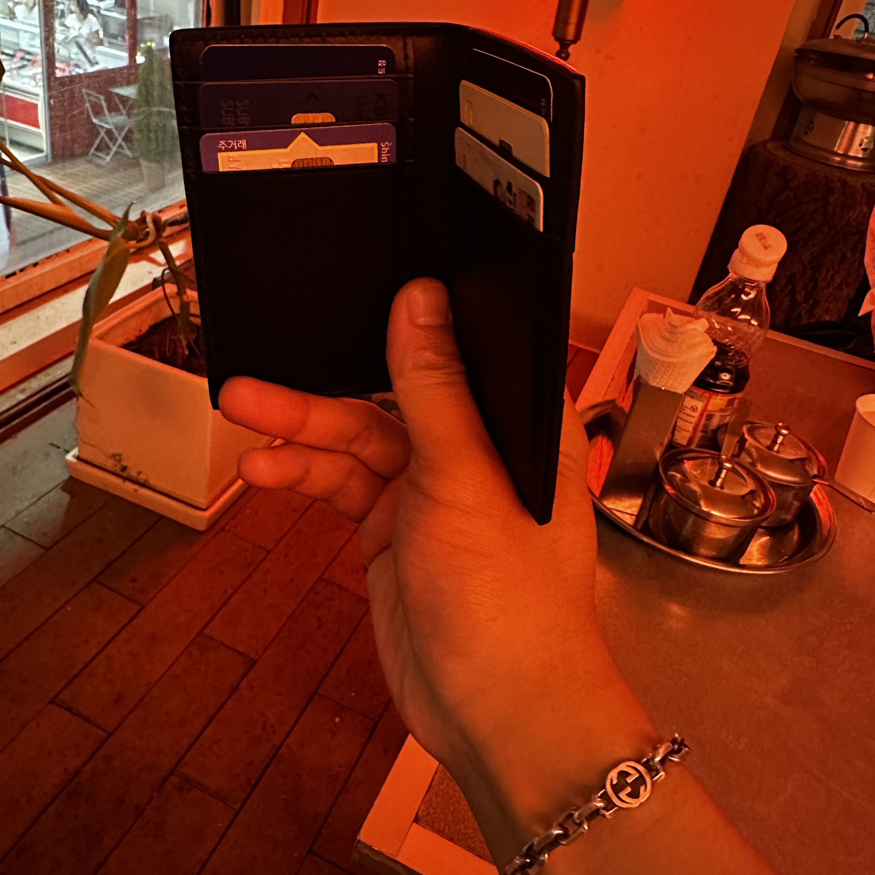 Bottega Veneta Flap Card Case Black 착용 스타일 - 2