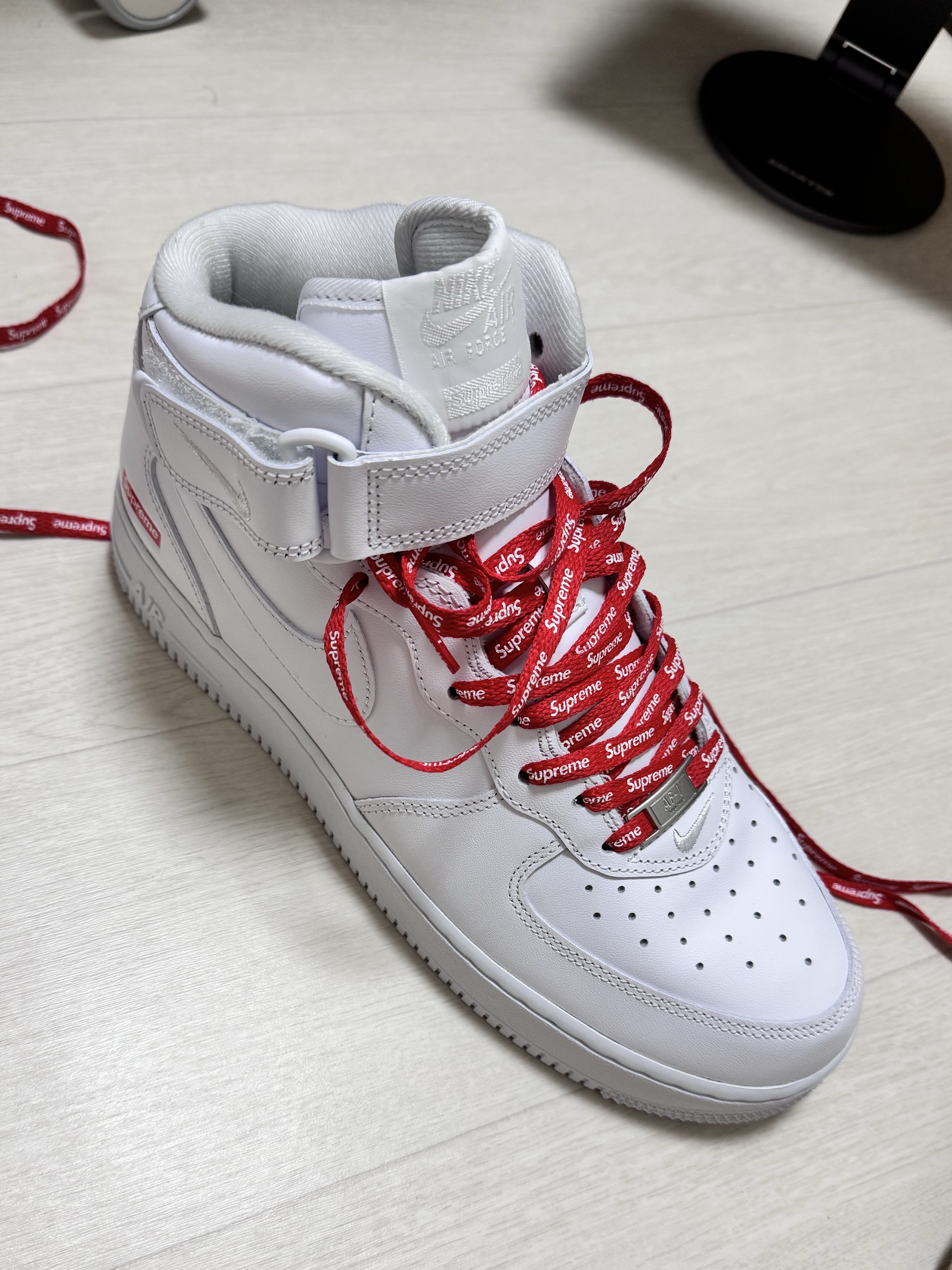 Nike x Supreme Air Force 1 Mid White 착용 스타일