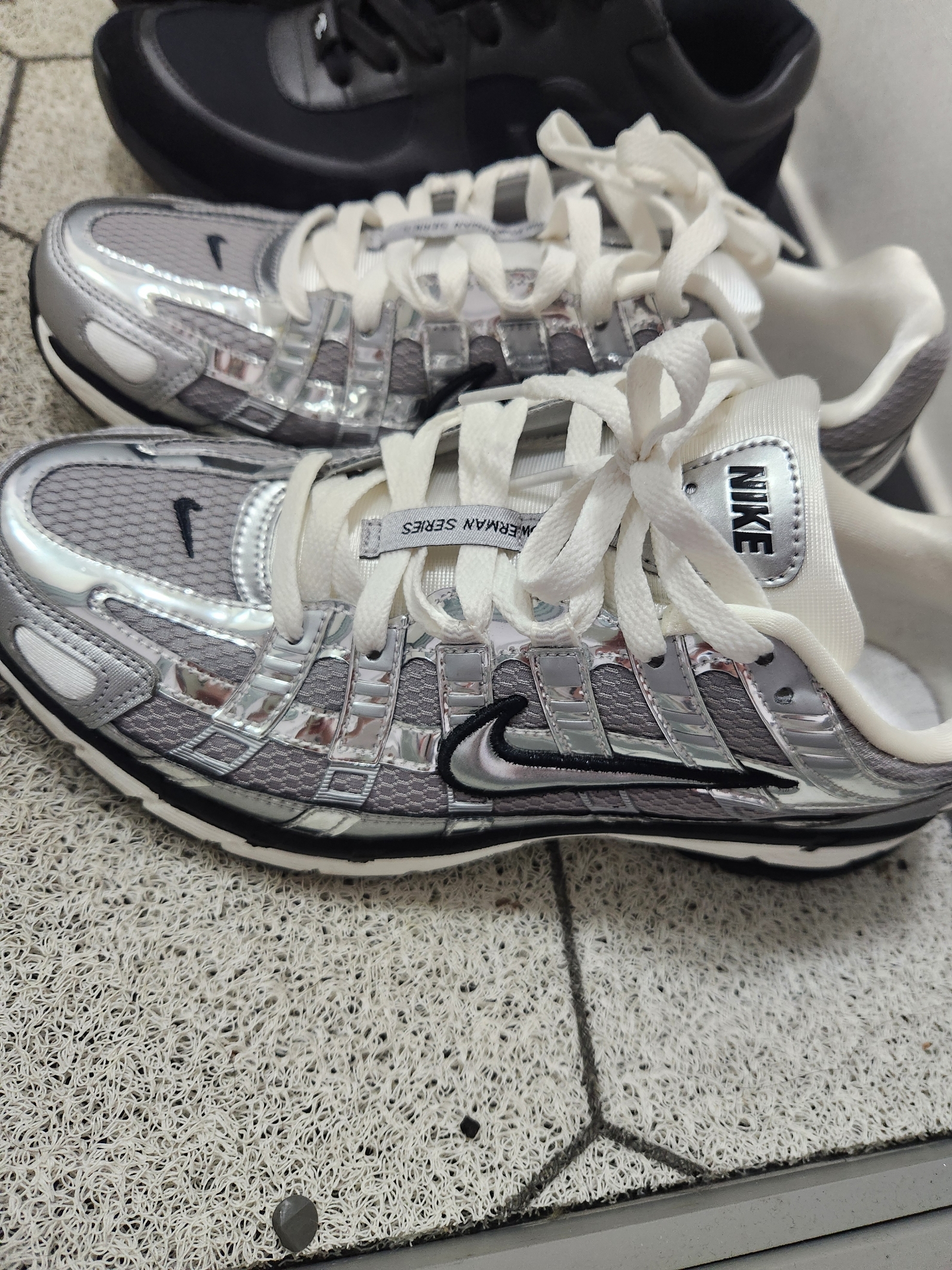 Nike P-6000 Metallic Silver 착용 스타일