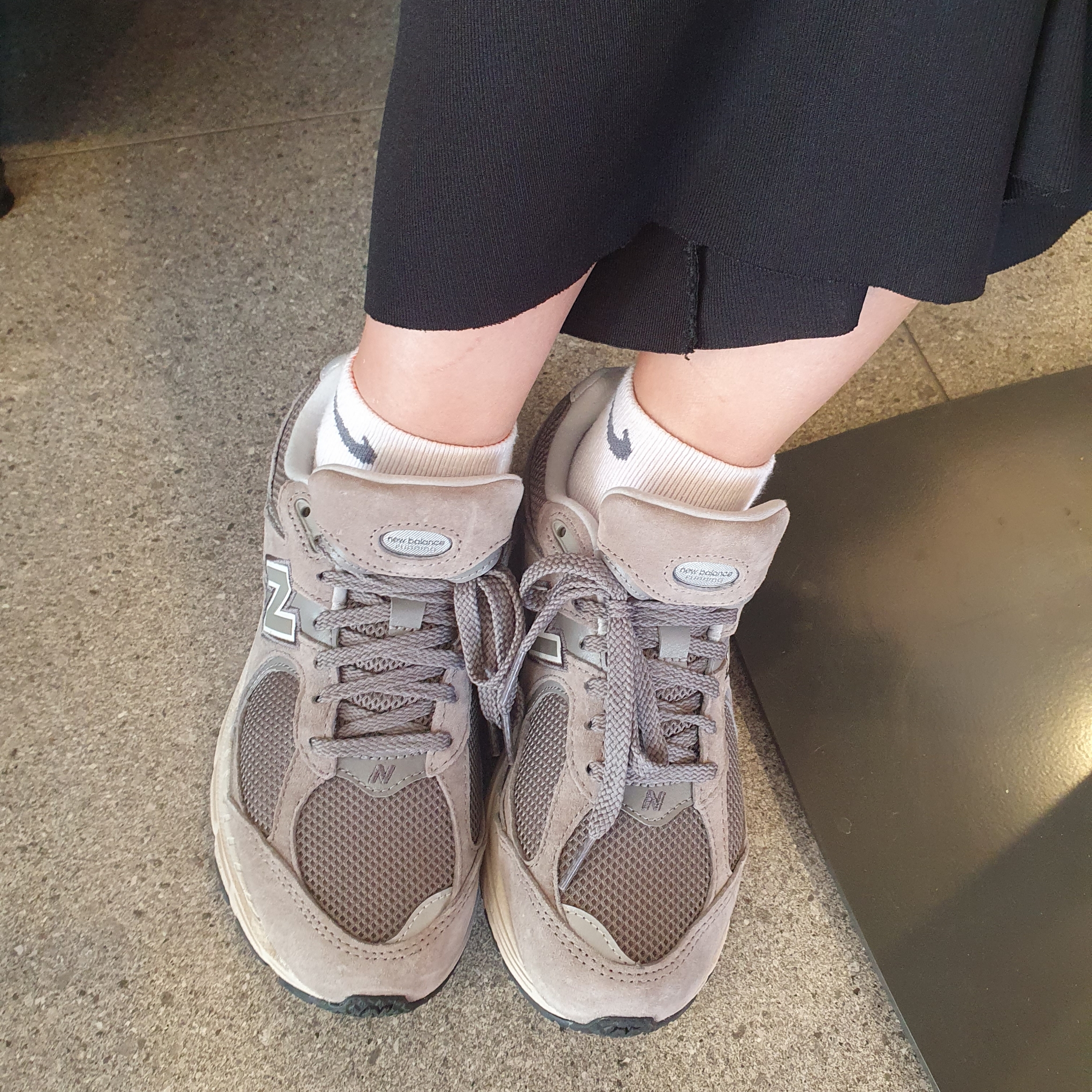 New Balance 2002R Grey 착용 스타일