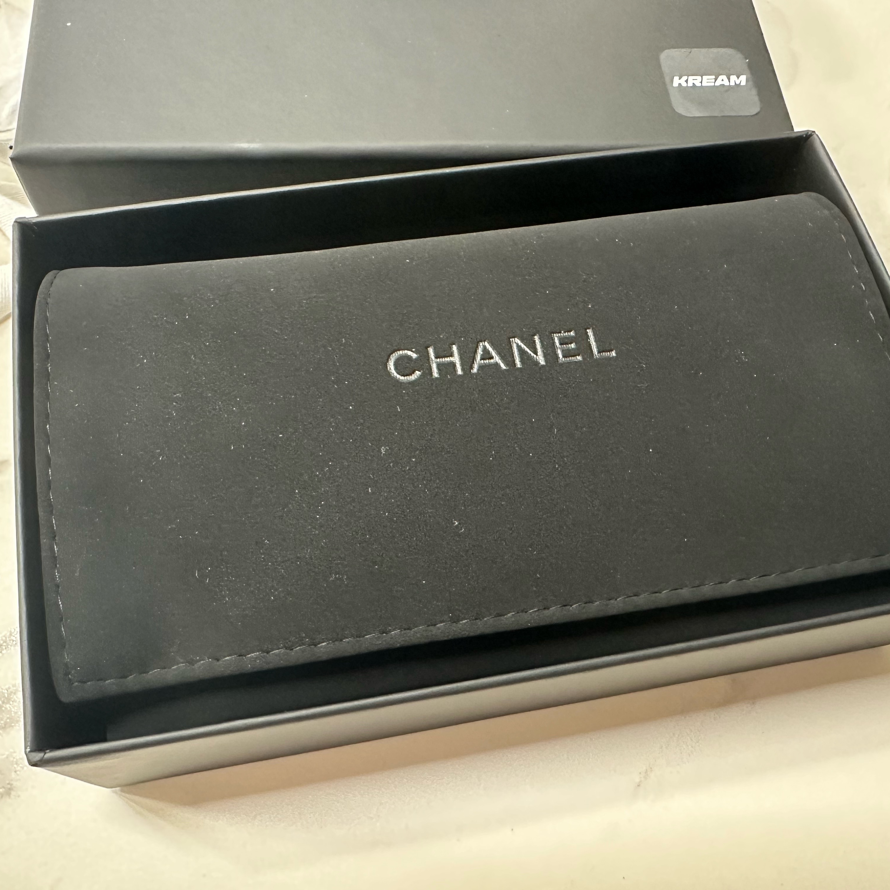 Chanel Classic Card Holder Grained Calfskin & Silver Black 착용 스타일 - 2
