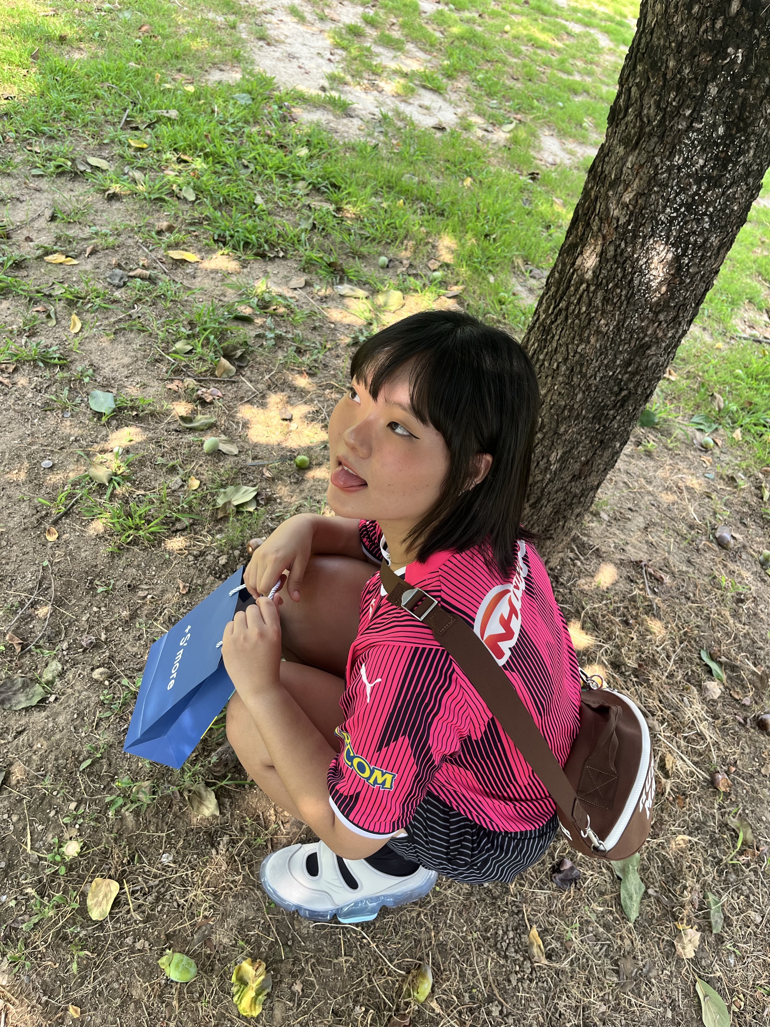 (W) Grounds Moopie Mary Jane Strawberry Cream Strawberry, Human Made Rugby Ball Bag Brown 착용 스타일 - 1