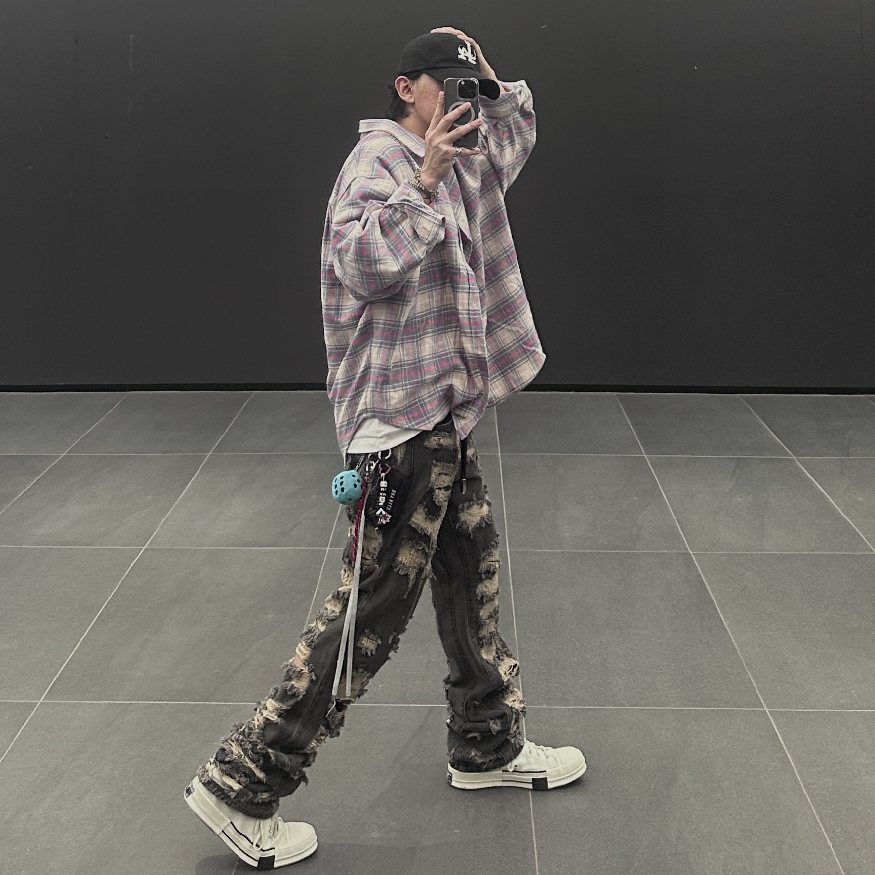 Converse x Drkshdw Drkstr Chuck 70 High Lily White, Human Made Military Card Case Black 착용 스타일 - 2