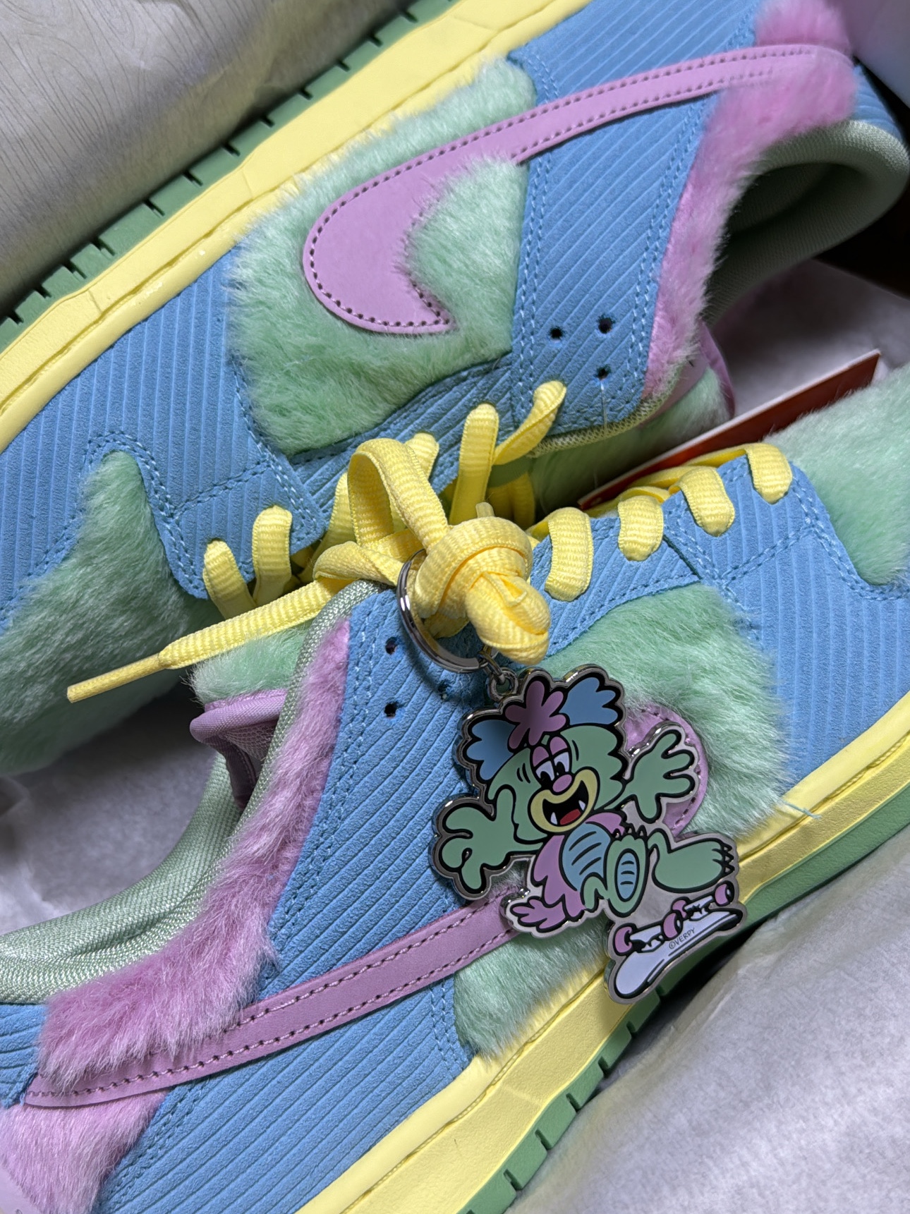 Nike x Verdy SB Dunk Low Pro Blue Gaze and Enamel Green 착용 스타일 - 1
