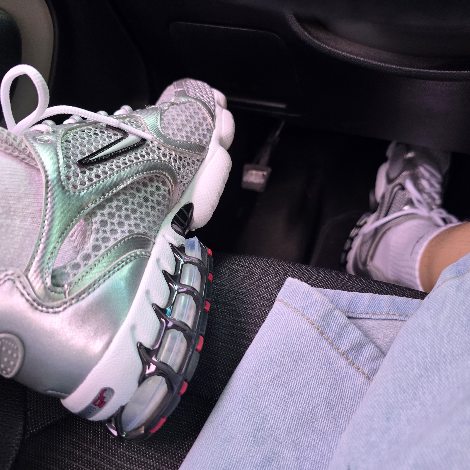 Nike Air Zoom Spiridon Cage 2 Metallic Silver 착용 스타일 - 1
