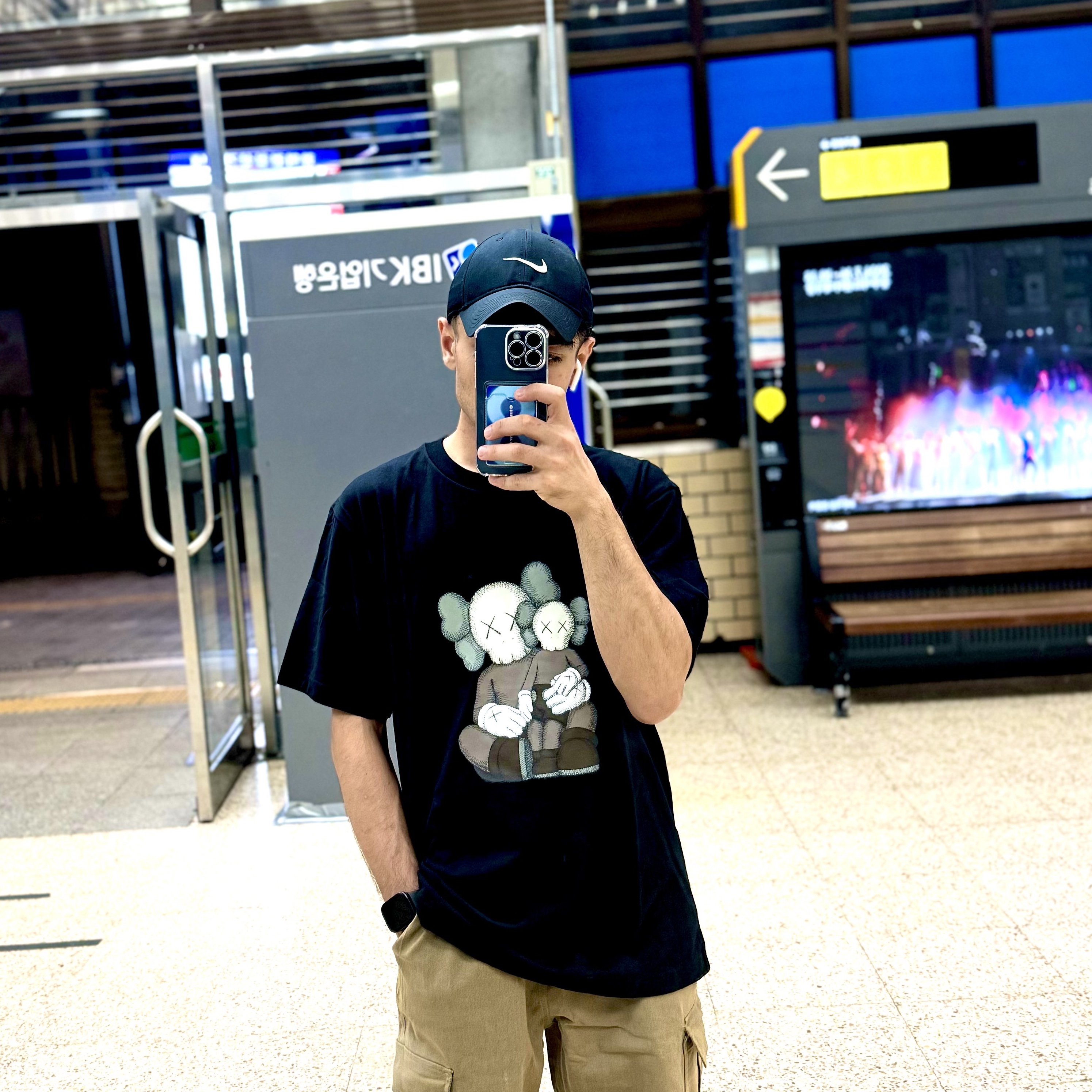 Uniqlo UT x Kaws Short Sleeve Graphic T-Shirt Black 착용 스타일