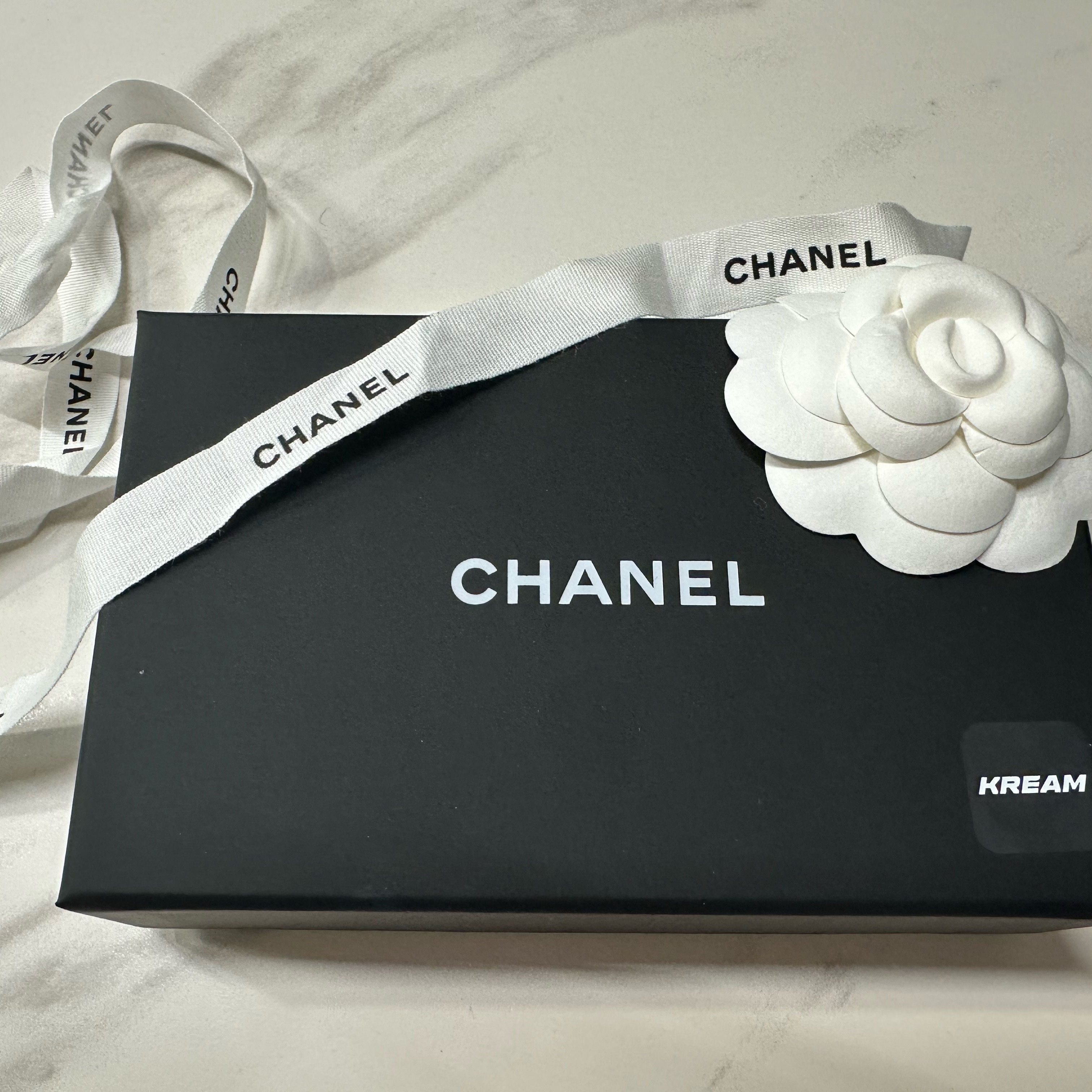 Chanel Classic Card Holder Grained Calfskin & Silver Black 착용 스타일 - 1