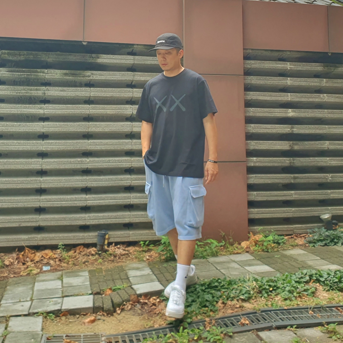 Nike Air Force 1 '07 Low White, Uniqlo UT x Kaws x Warhol S/S Graphic T-Shirt D Black 착용 스타일 - 2