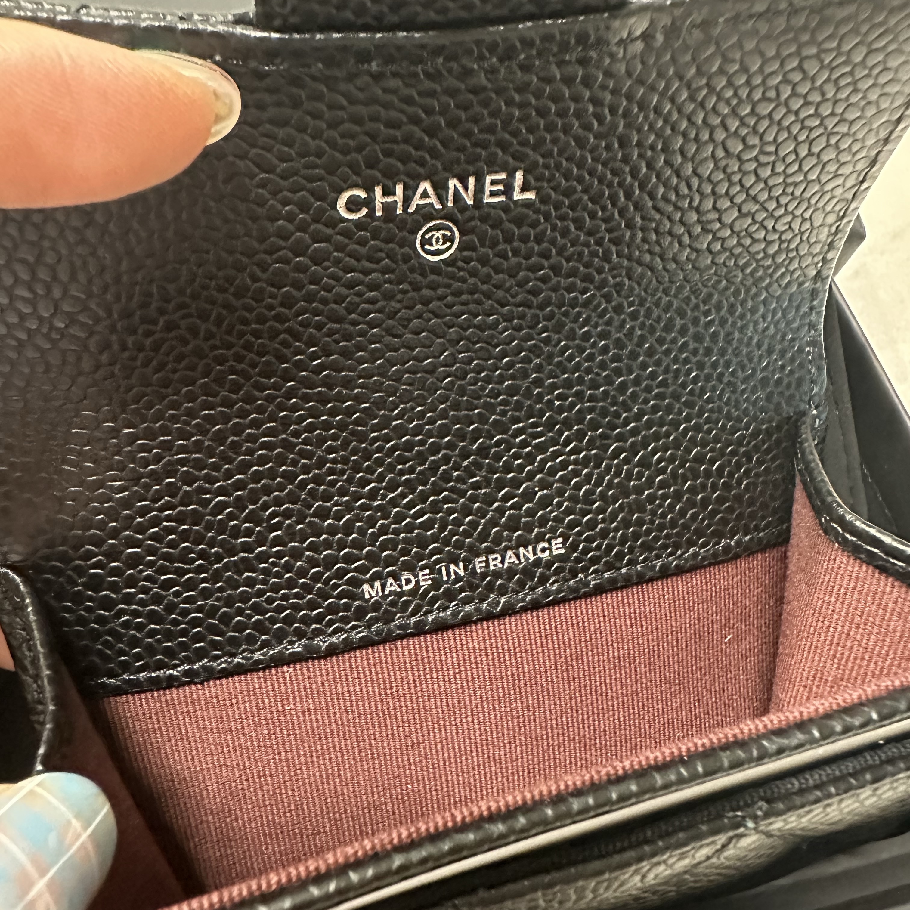 Chanel Classic Card Holder Grained Calfskin & Silver Black 착용 스타일 - 4