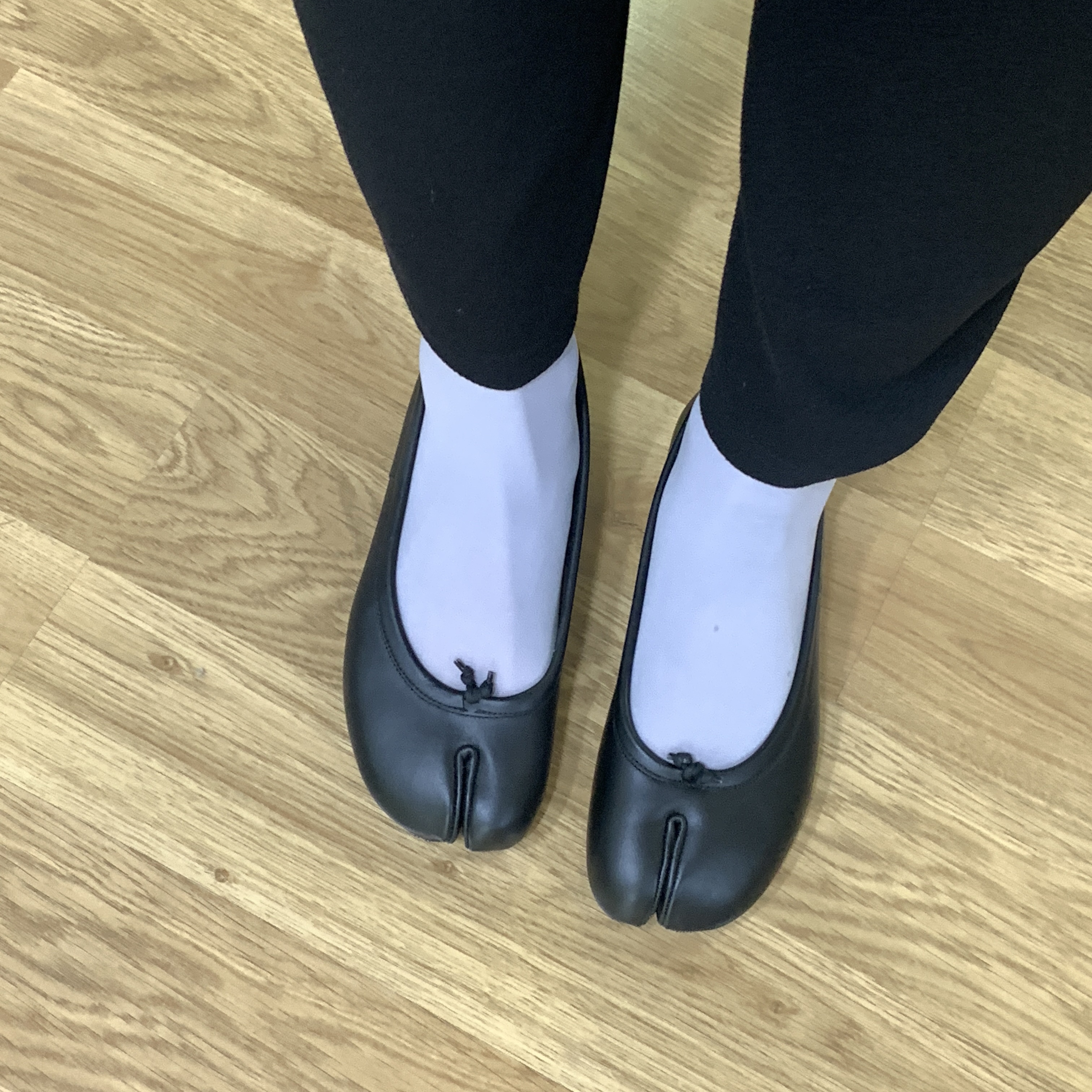 (W) Maison Margiela Tabi Ballerina Shoes Black 착용 스타일 - 2