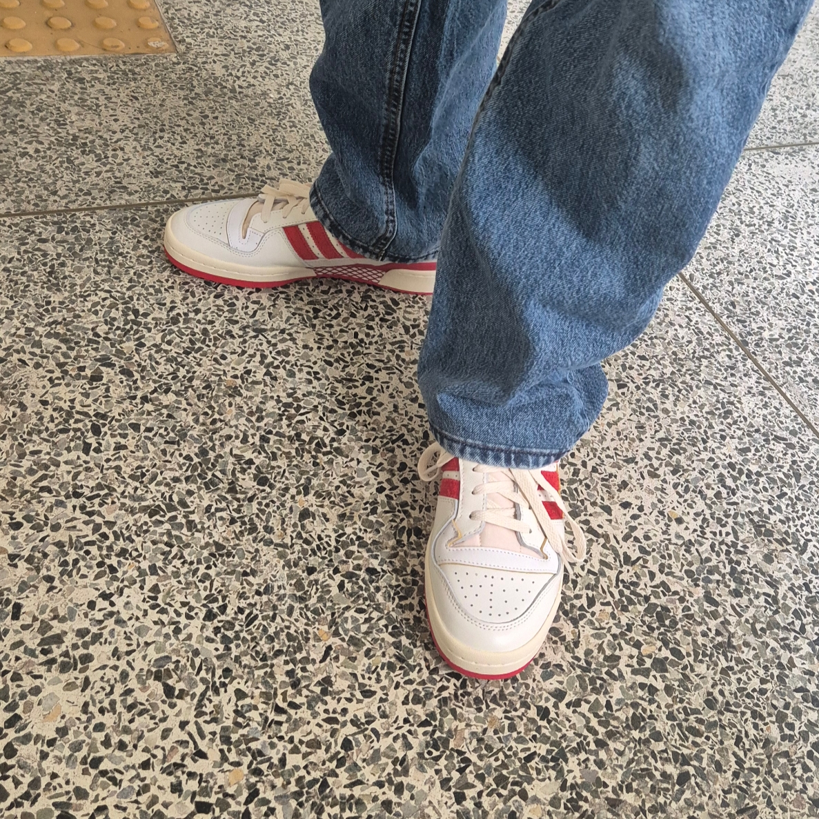Adidas Forum 84 Low Team Power Red 착용 스타일 - 3