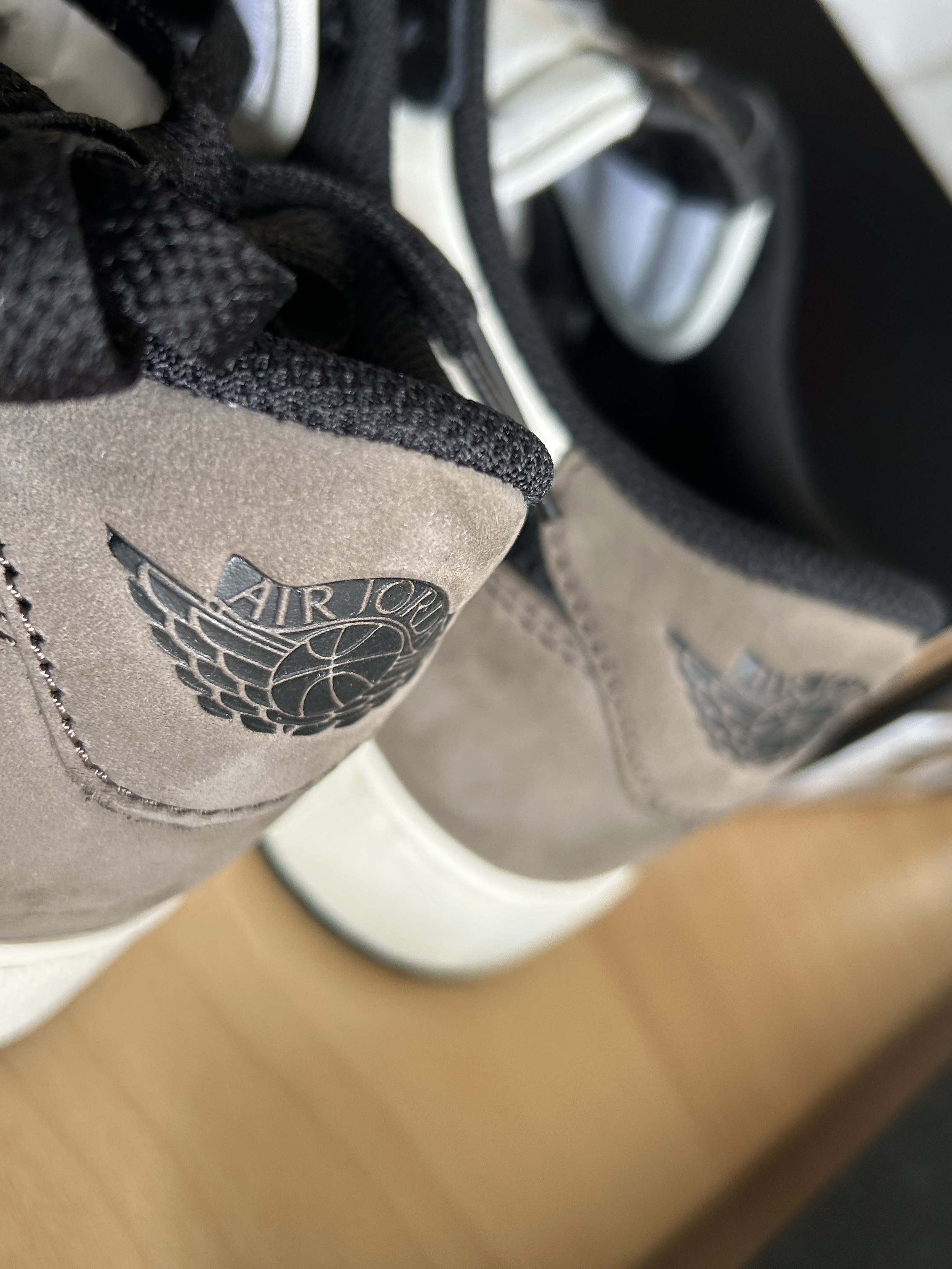 (GS) Jordan 1 Retro Low OG Mocha 착용 스타일 - 1