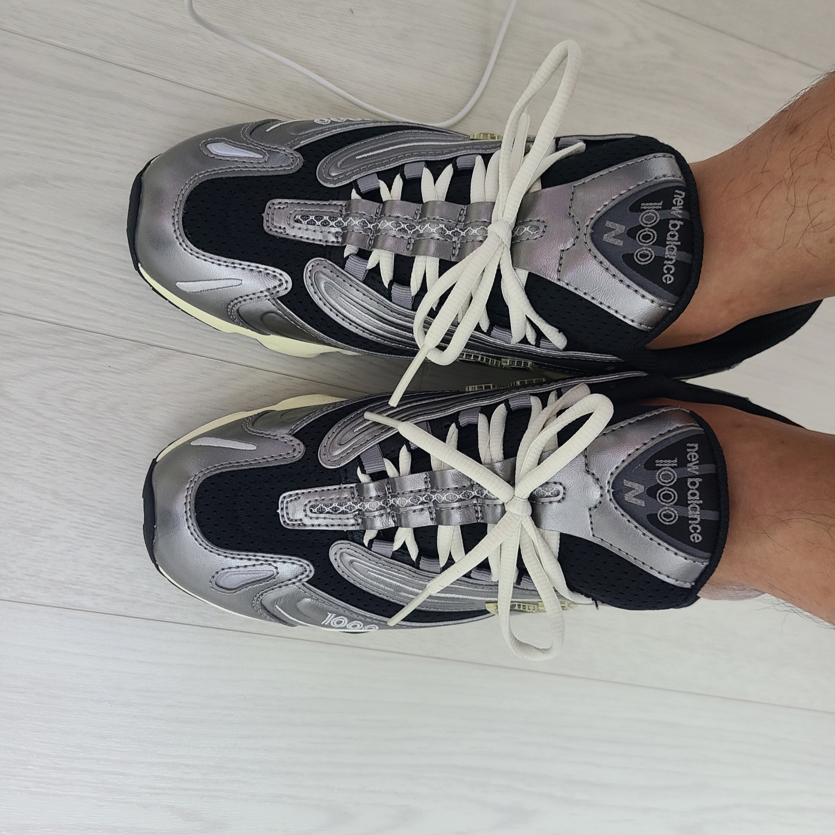 New Balance 1000 Silver Metallic Black 착용 스타일