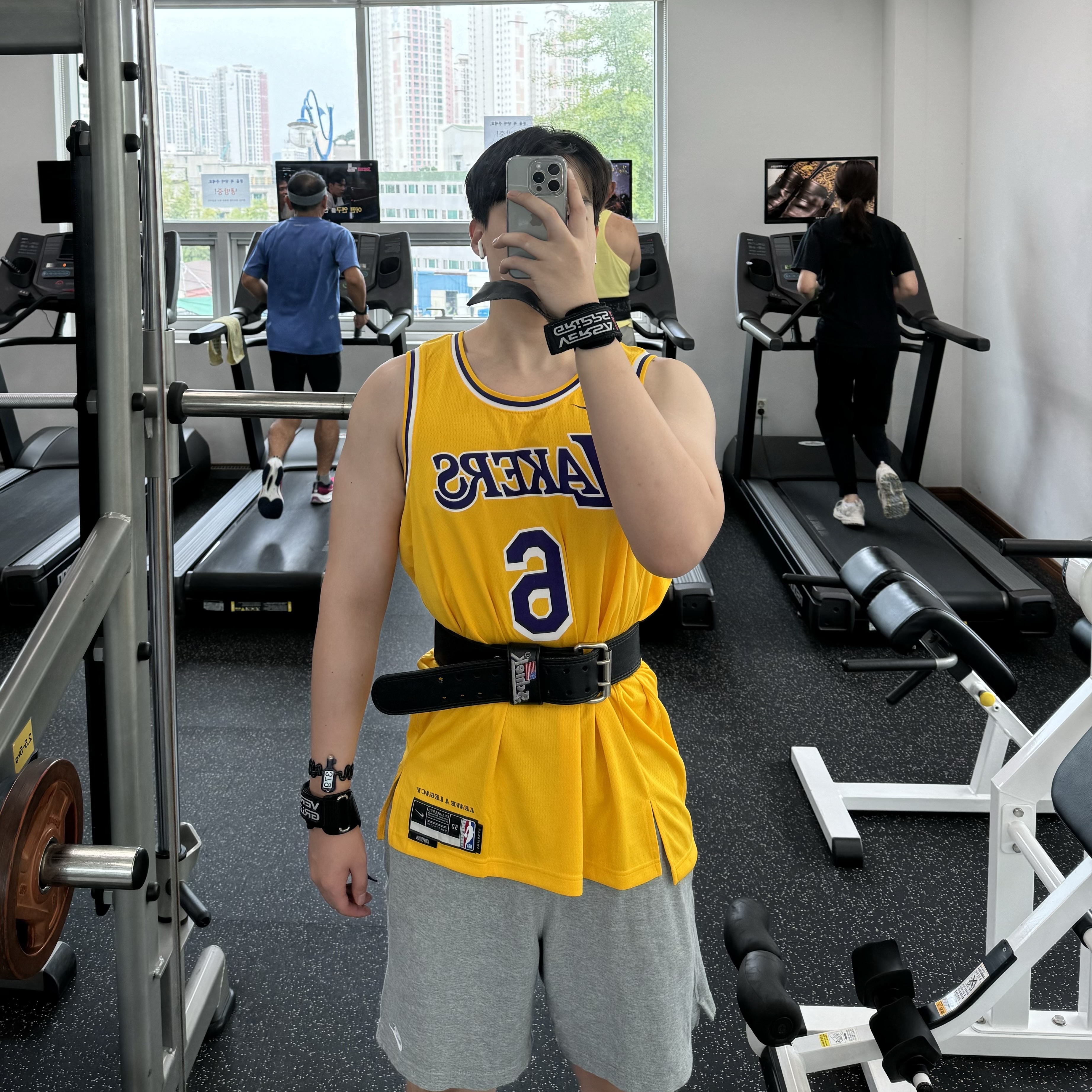 Nike LeBron James LA Lakers Icon Edition Jersey Amarillo 착용 스타일