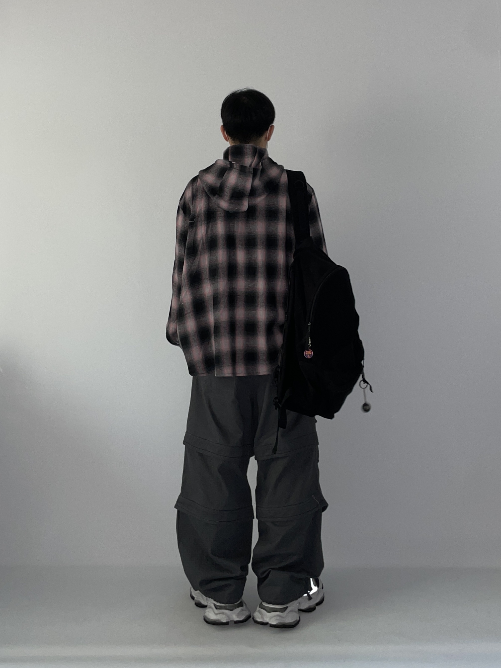 Balenciaga Cargo Sneakers White Grey 착용 스타일 - 3
