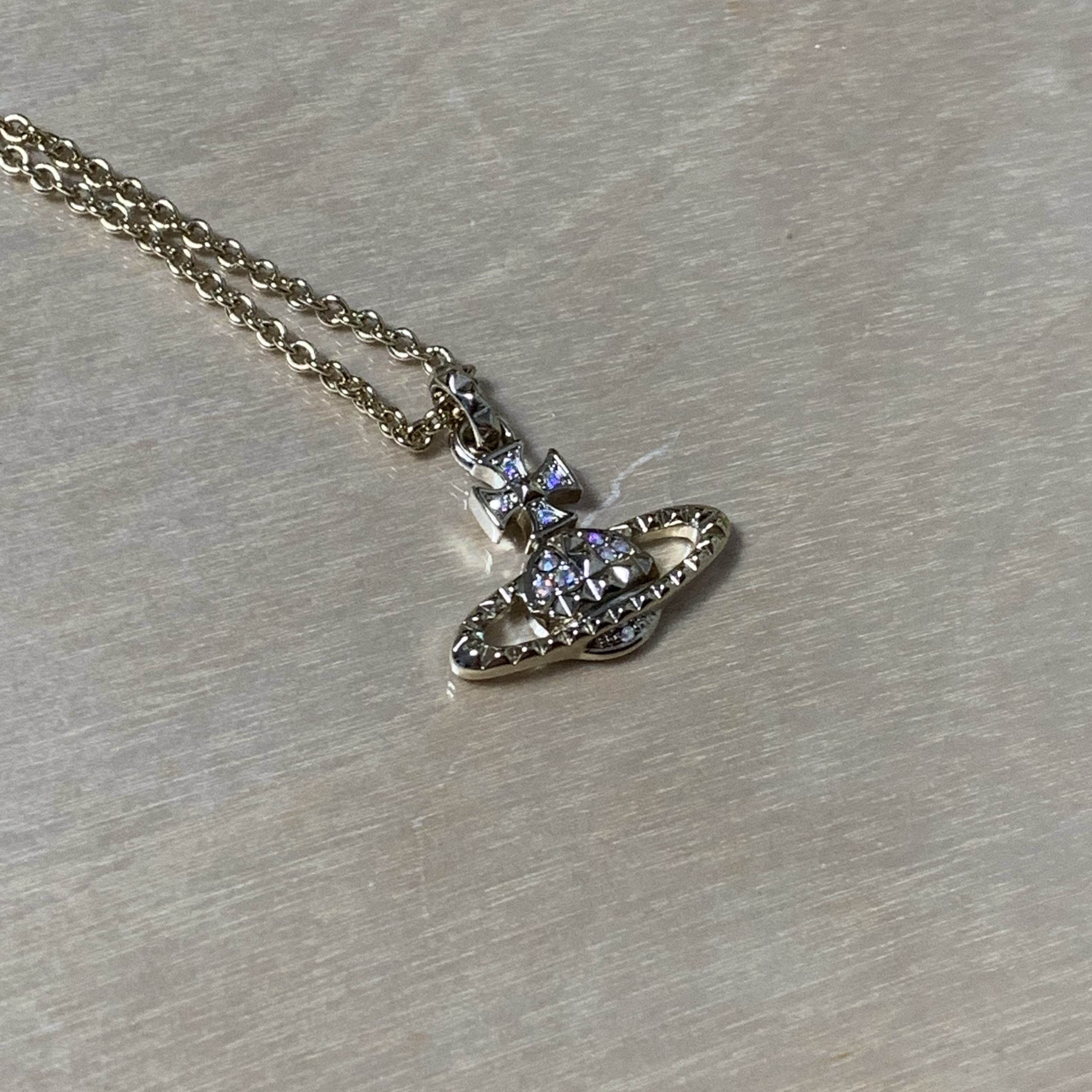 Vivienne Westwood Mayfair Bas Relief Pendant Gold 착용 스타일